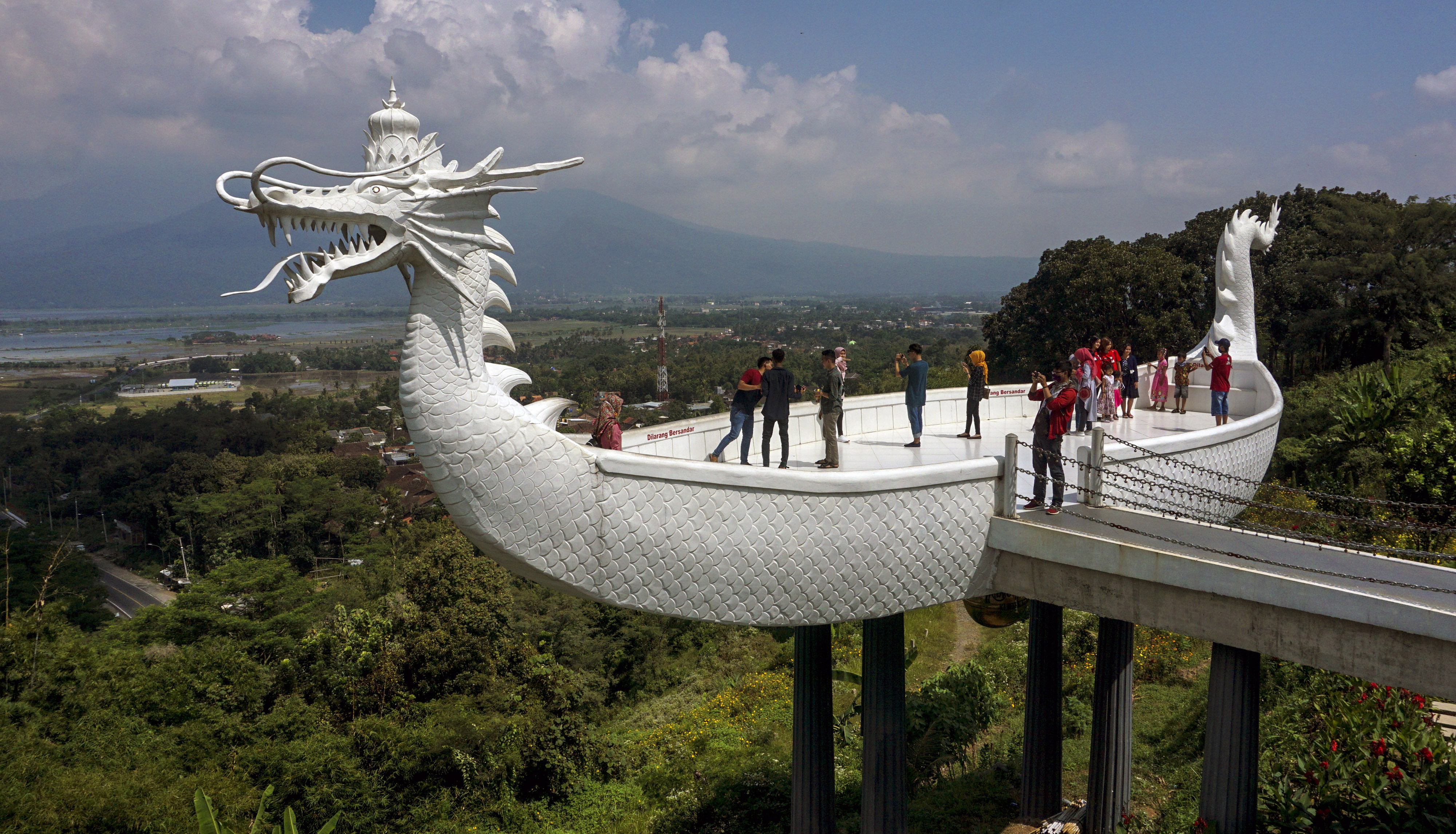 Wisatawan berswafoto dengan latar belakang Danau Rawa Pening di wisata Eling Bening, Bawen, Kabupaten Semarang, Jawa Tengah.