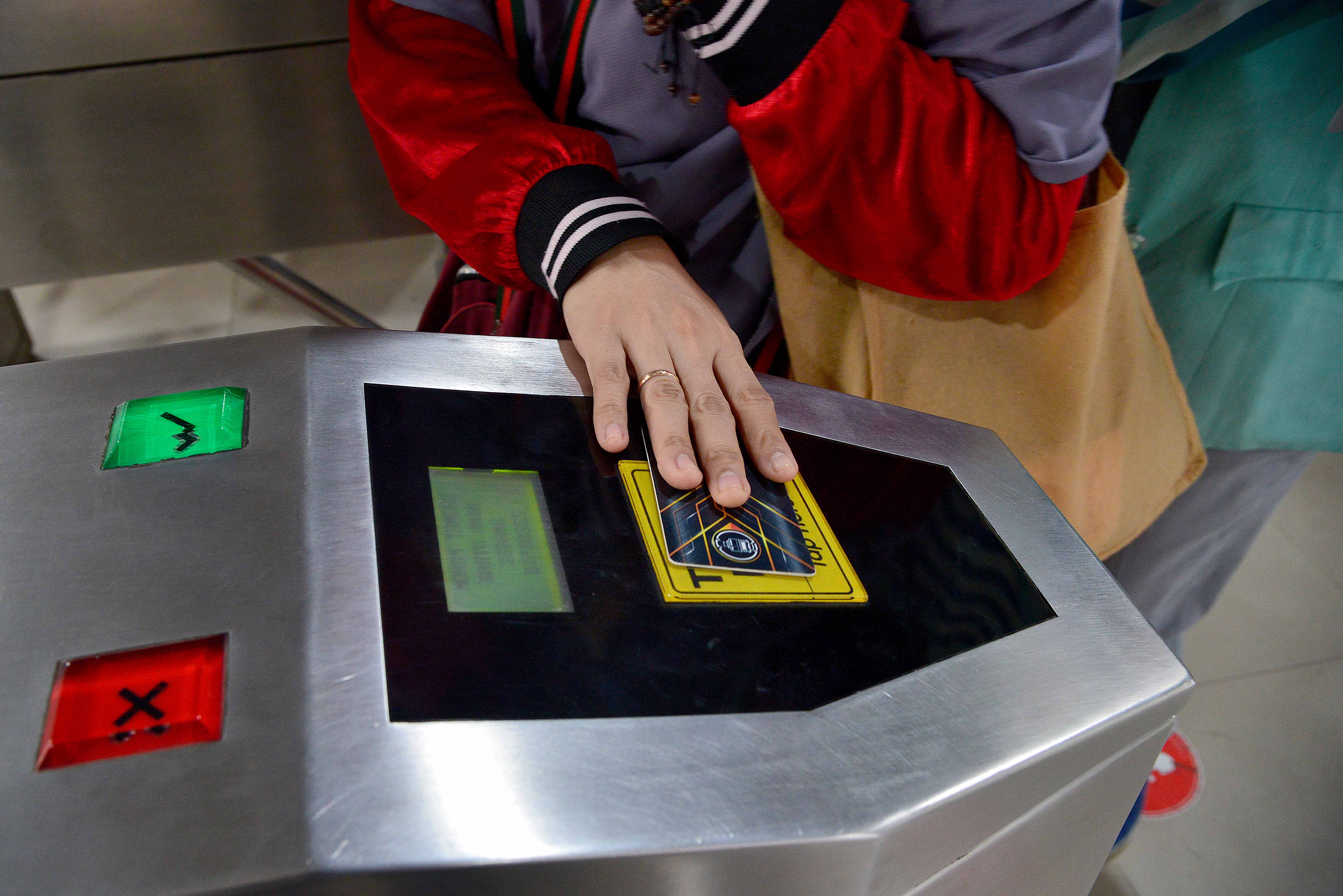 NTEGRASI TIKET TRANSPORTASI JABODETABEK: Penumpang melewati gerbang aktivasi saat akan masuk ke Stasiun Tanah Abang, Jakarta, 