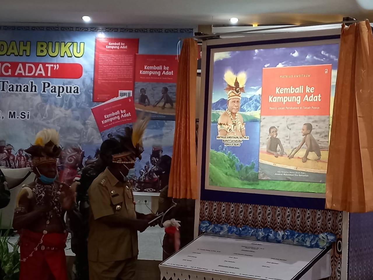 Bupati Jayapura Luncurkan Buku 
