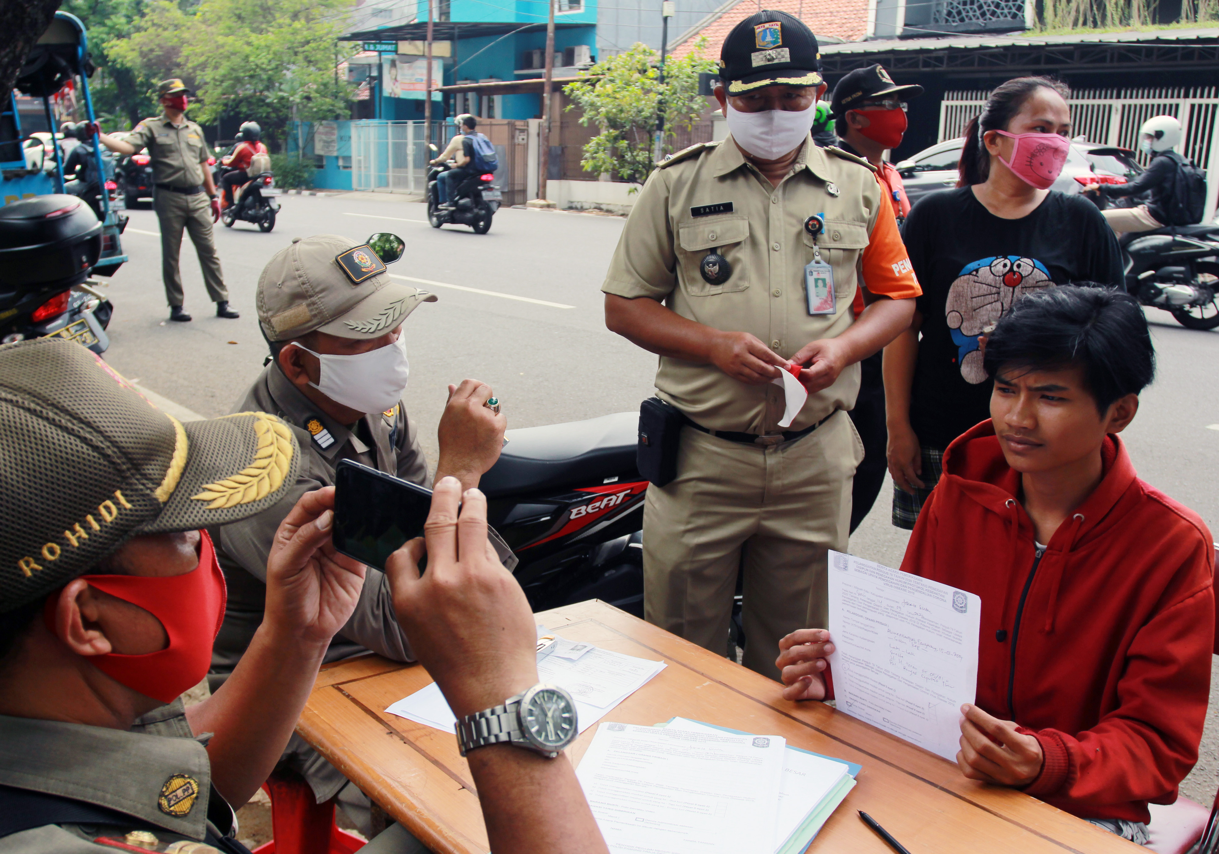 Satpol PP DKi Jakarta menggelar razia penerapan protokol kesehatan