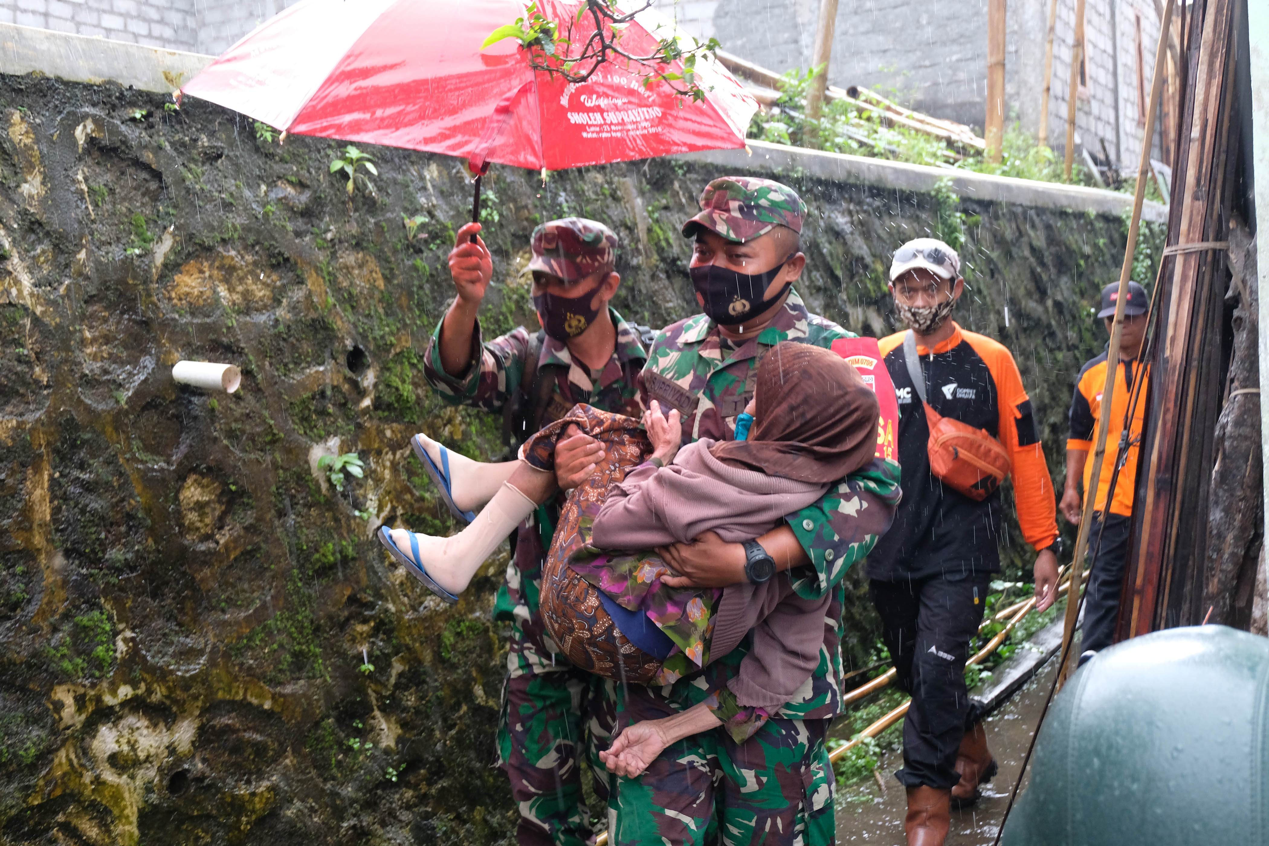 Prajurit TNI bersama relawan menggendong seorang lansia saat evakuasi pengungsi Gunung Merapi di Desa Babadan 2, Magelang, Jateng, kemarin.