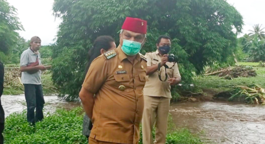 Bupati Sikka Fransiskus Roberto Diogo meninjau lokasi terdampak bencana. 