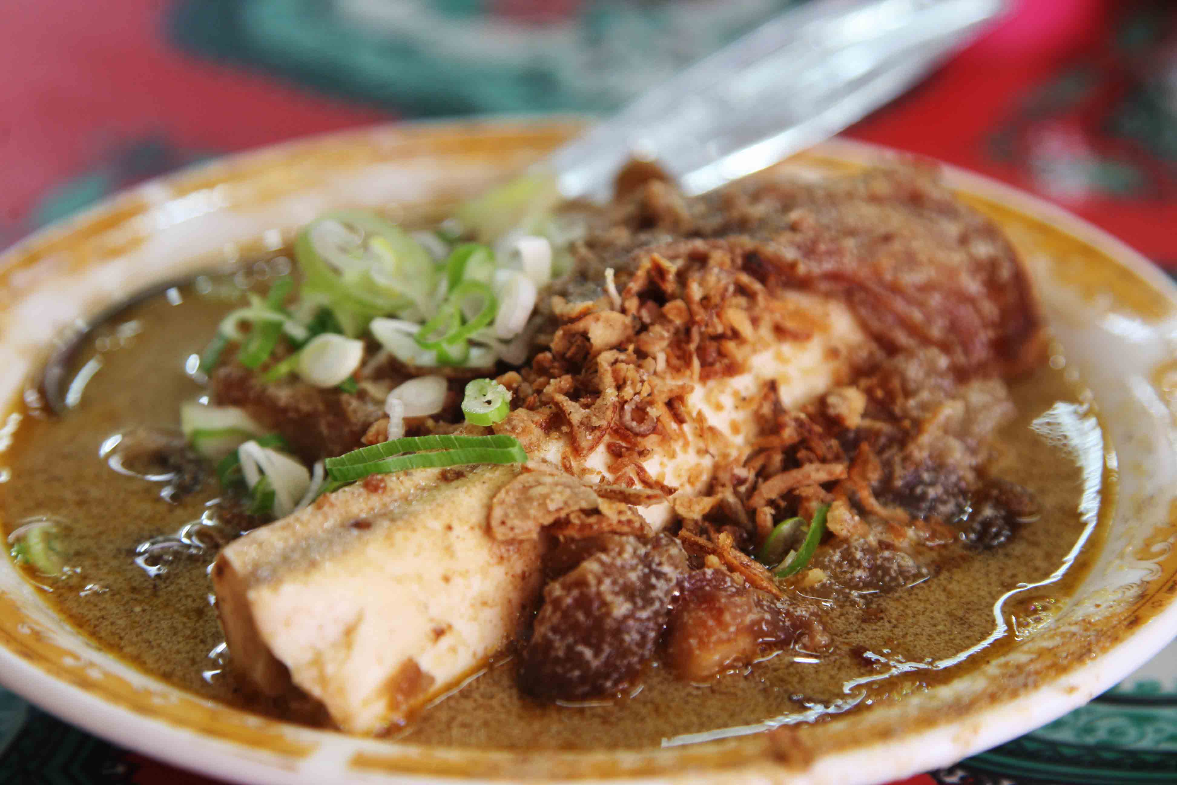 Sop sodara yang kaya kuah kaldu tulang di Makassar, Sulawesi Selatan. Sop berkaldu tulang baik dikonsumsi karena meningkatkan energi.