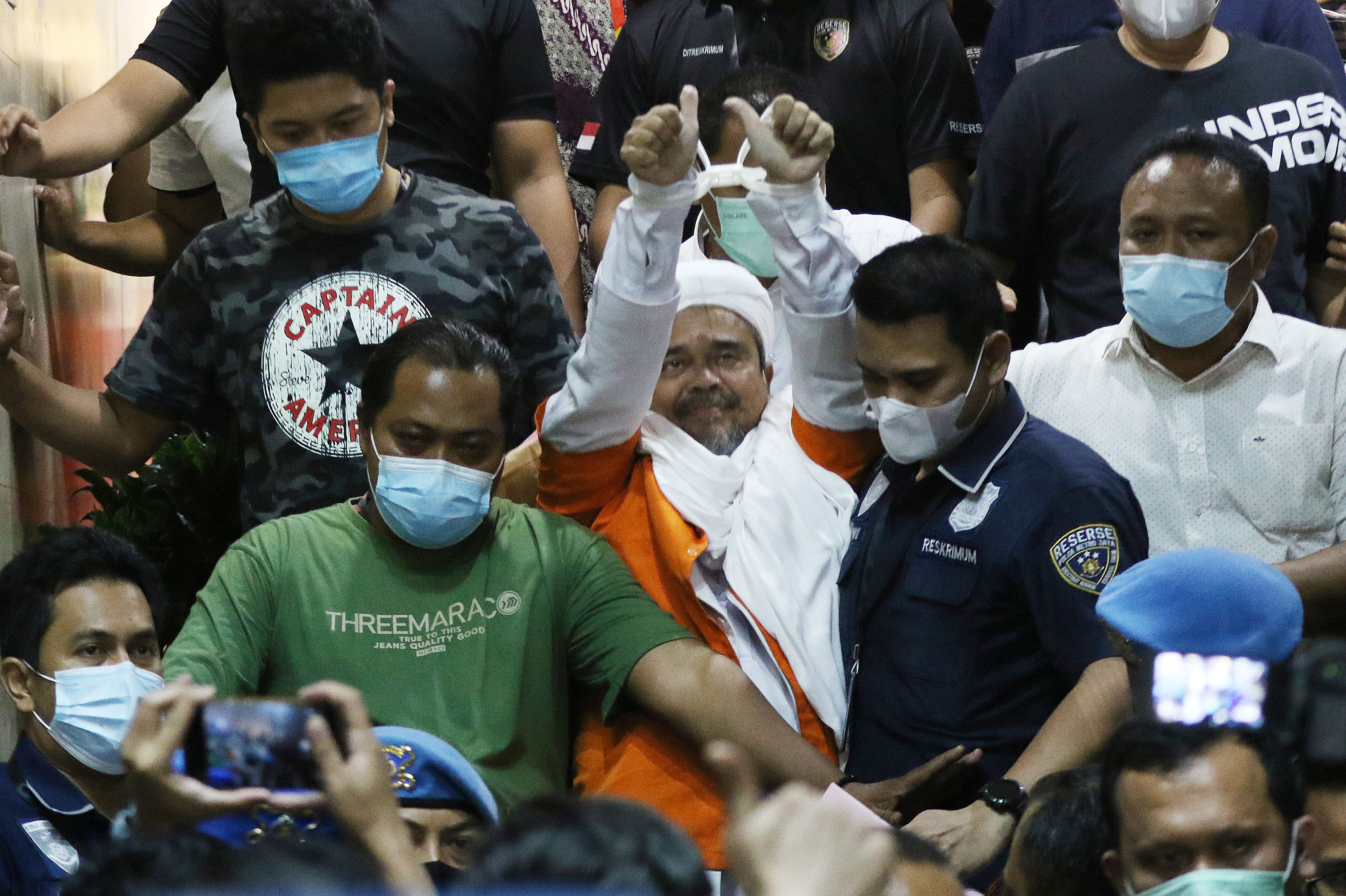 Pimpinan FPI Rizieq Shihab (tengah) ditahan