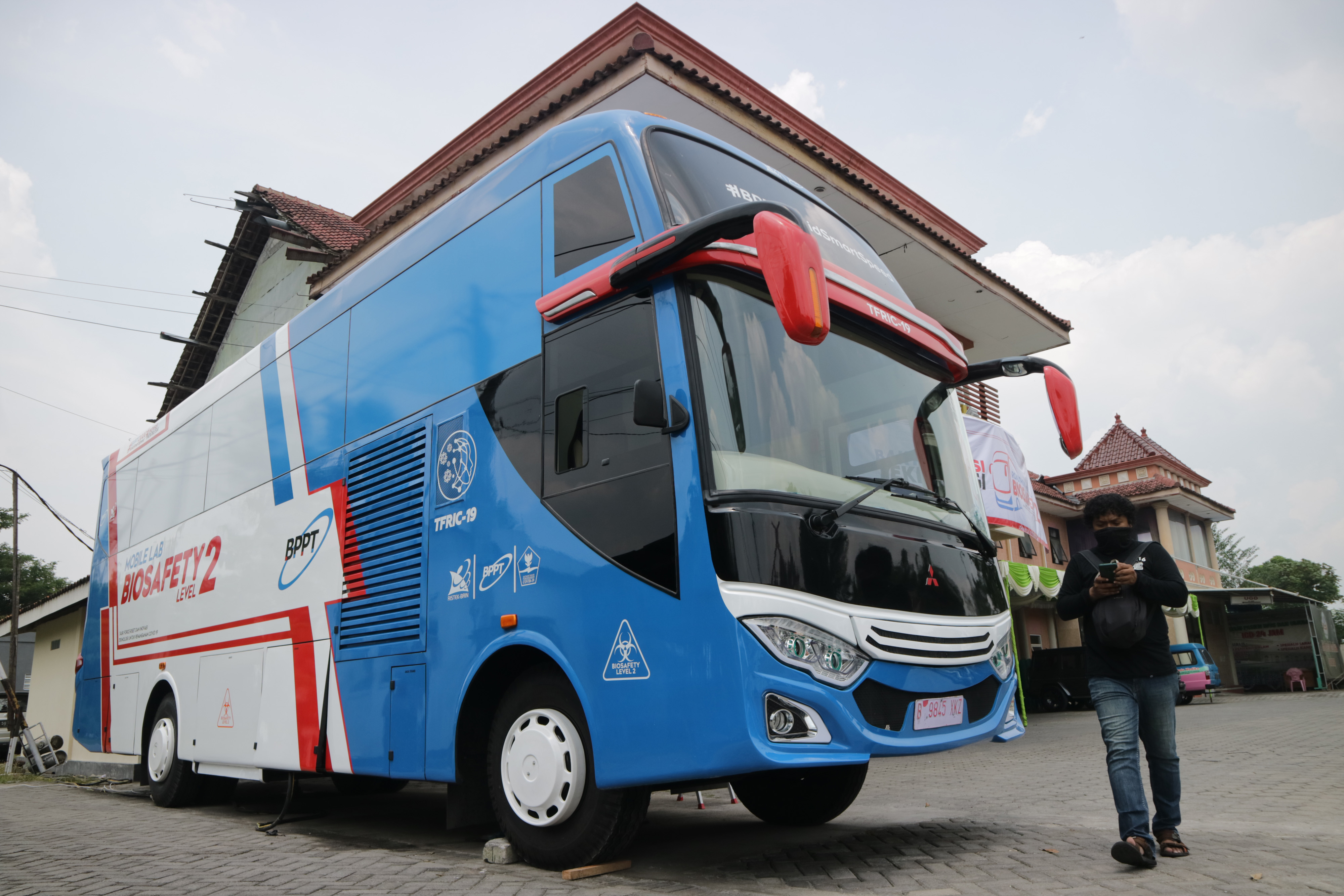 Menristek Hibahkan Mobile BSL-2 kepada Pemerintah Kota Bogor