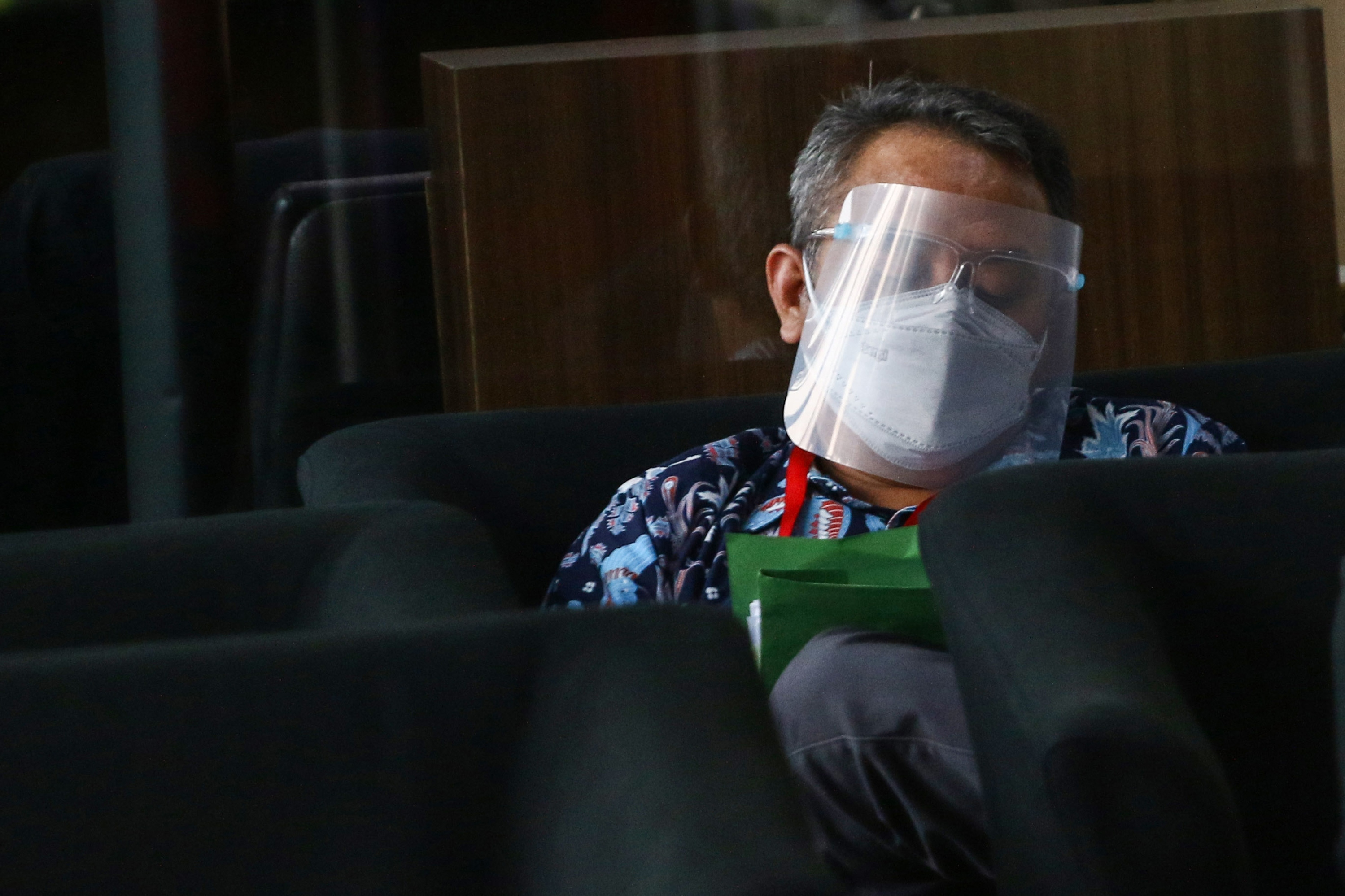 Direktur Operasional PT Pertani Lalan Sukmaya duduk di ruang tunggu sebelum menjalani pemeriksaan di Gedung KPK, Jakarta, Selasa (26/1).