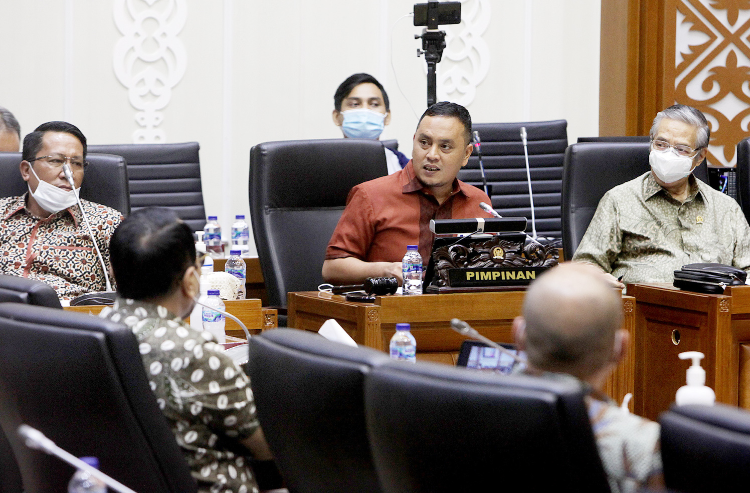 Pimpinan Badan Legislasi (Baleg) Willy Aditya (tengah) didampingi Supratman Andi Agtas (kiri) dan Syamsuddin memimpin rapat.