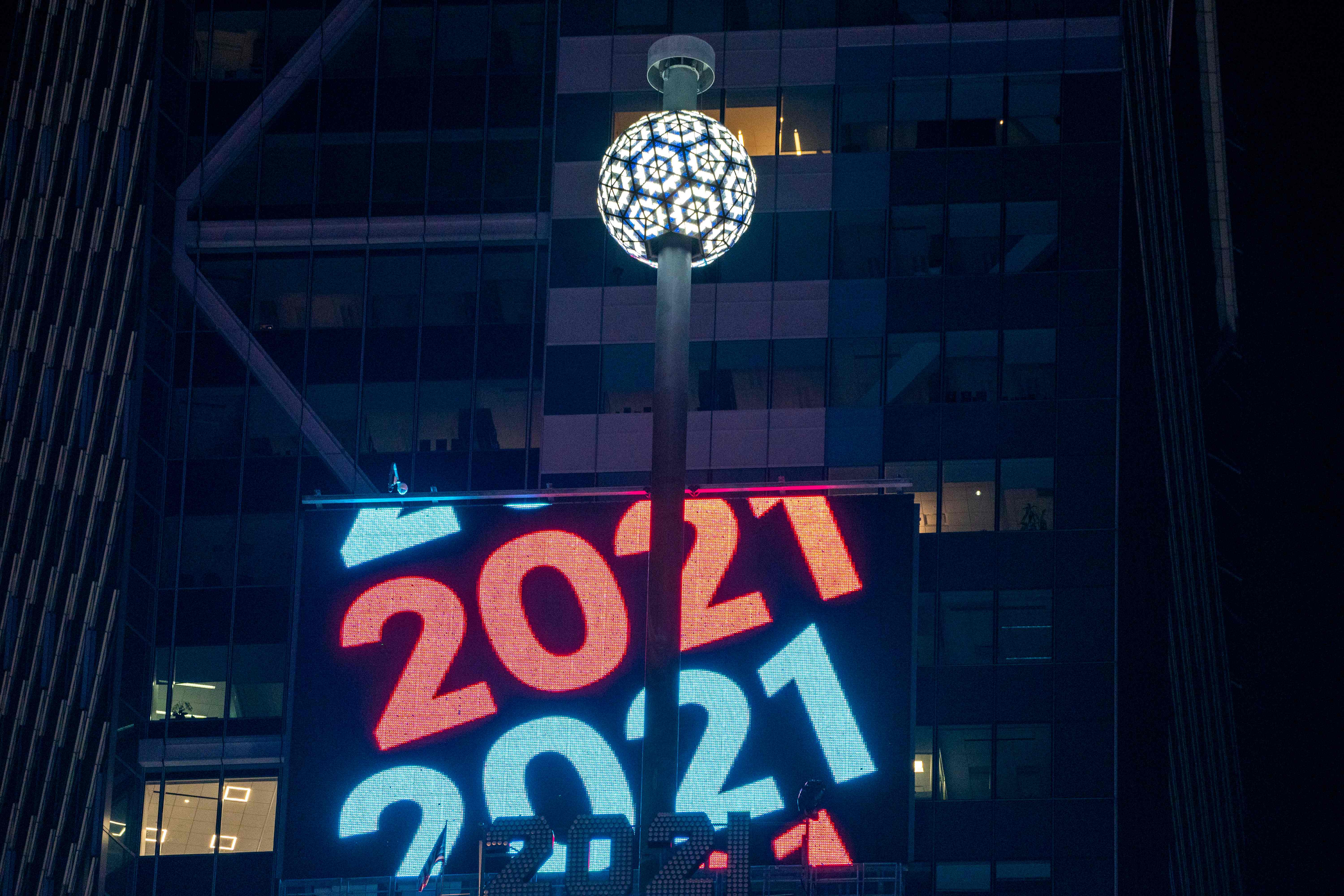 Perayaan Tahun Baru di Time Square New York, yang biasanya ramai didatangi orang, kini sepi, Kamis (31/12/2020).