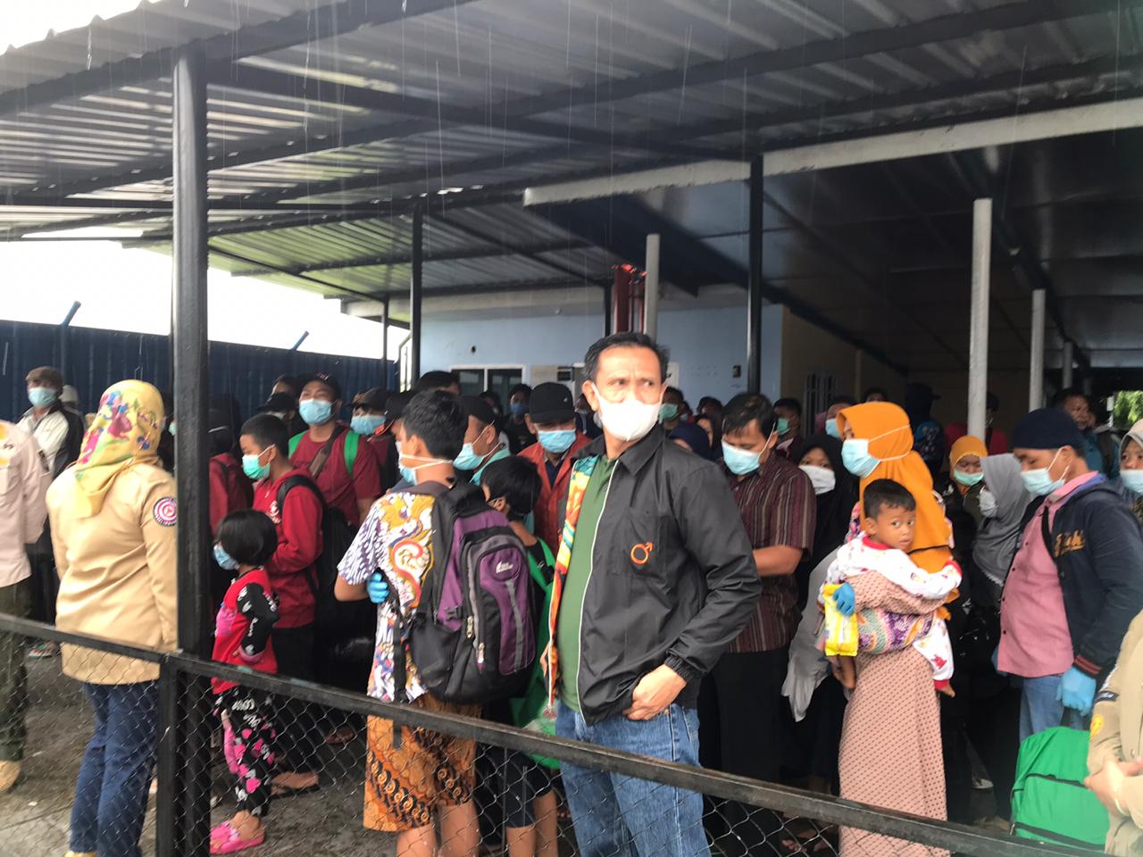 Antrian pengungsi asal Jawa Tengah dan Jawa Timur yang siap dipulangkan dari Sulawesi Selatan ke kampung halaman.