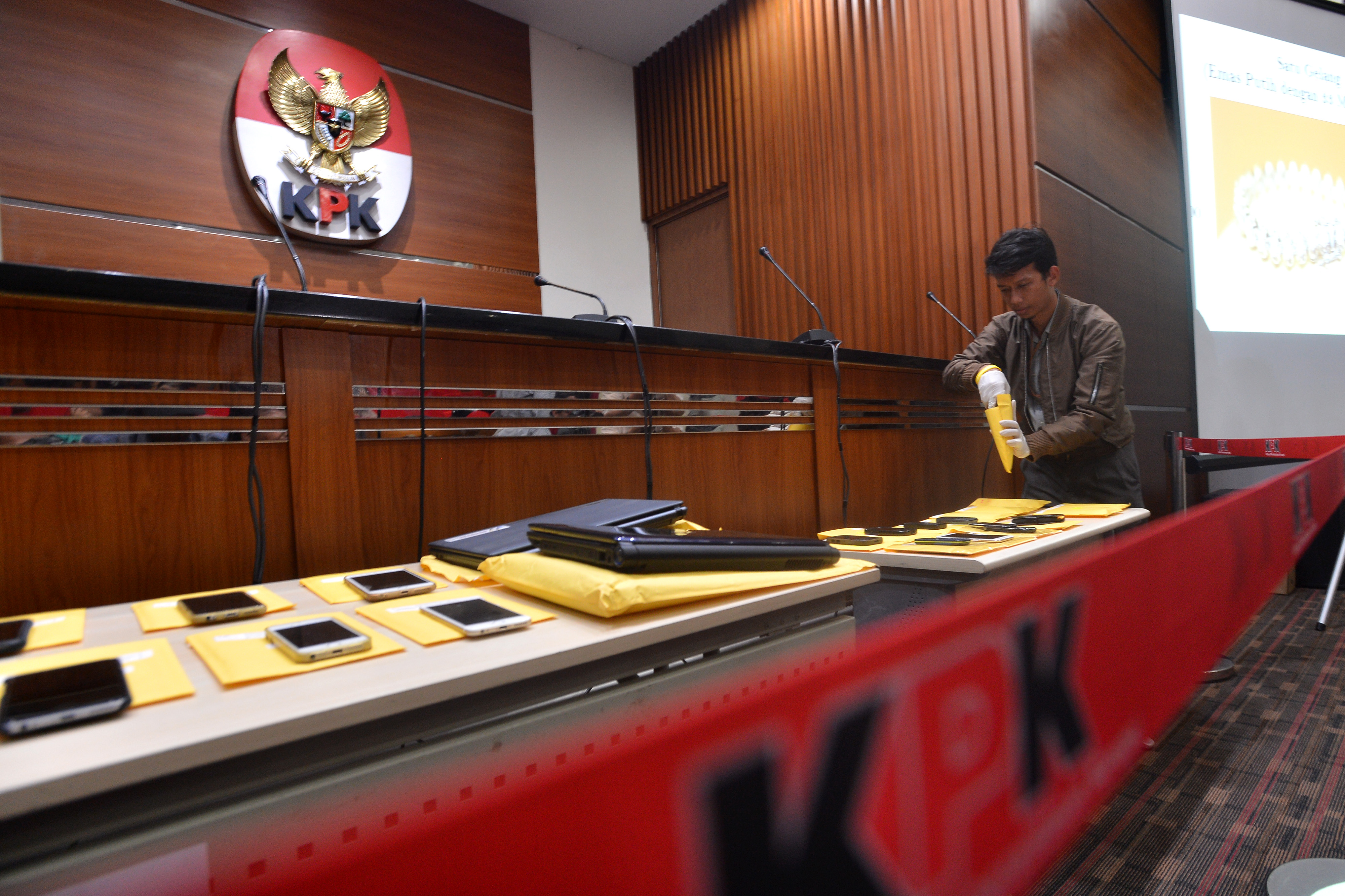 Petugas KPK menata barang-barang dilelang yang merupakan hasil korupsi.