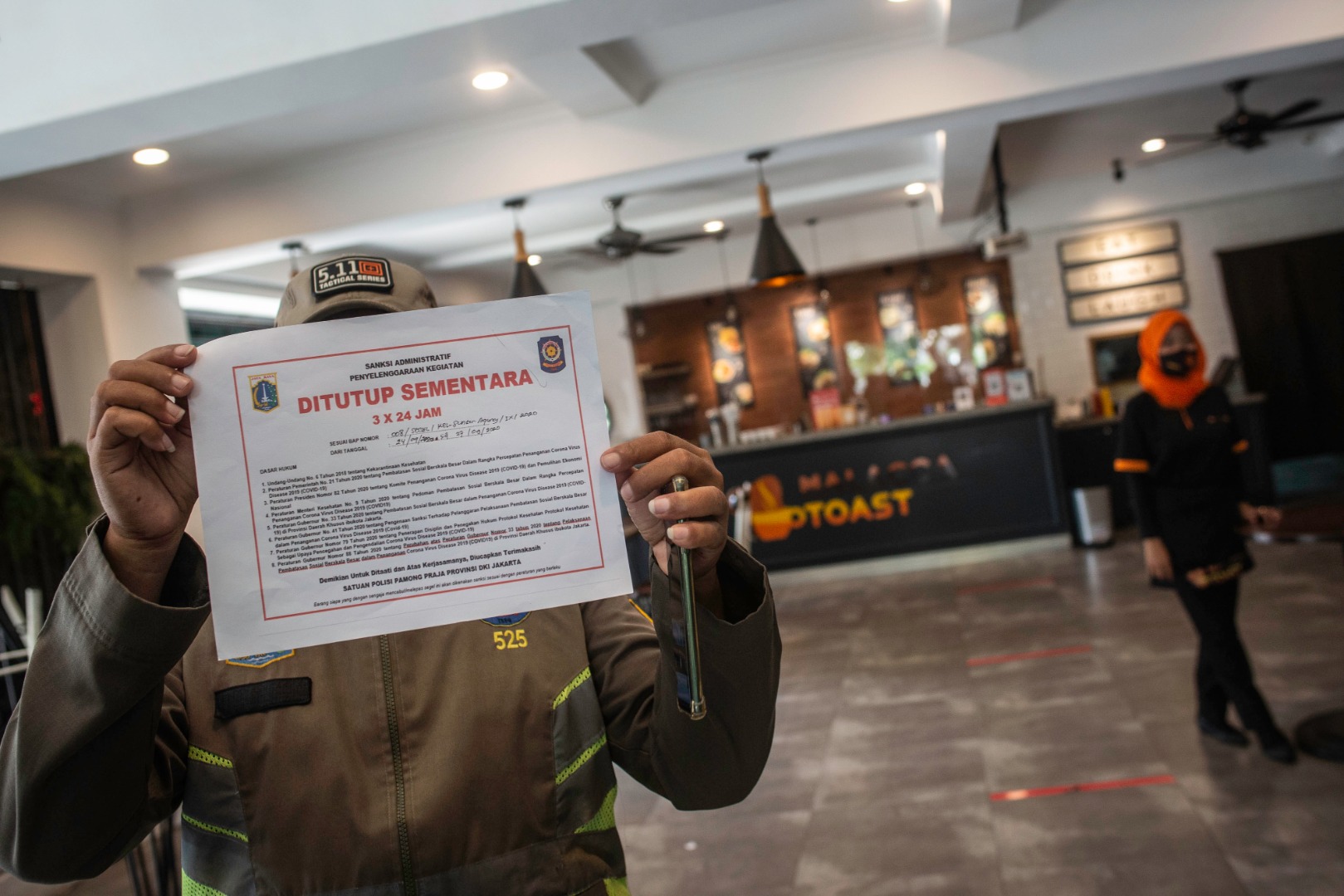 Ilustrasi--Petugas Satpol PP menutup restoran yang menyediakan layanan makan di tempat saat razia PSBB di kawasan Sunter Agung, Jakarta.