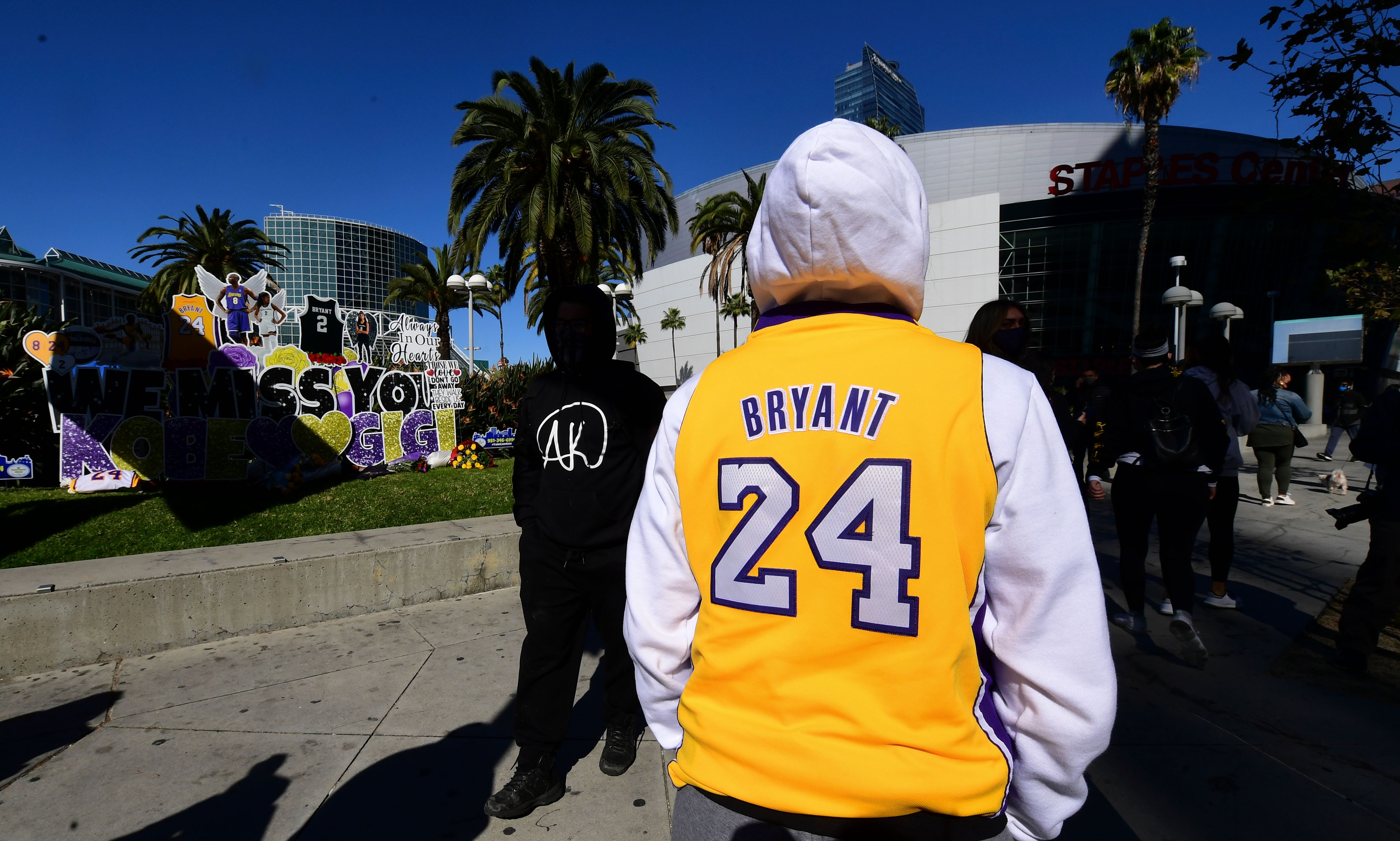Penggemar bola basket berkumpul di Staples Center mengenang satu tahun meninggalnya Kobe Bryant.