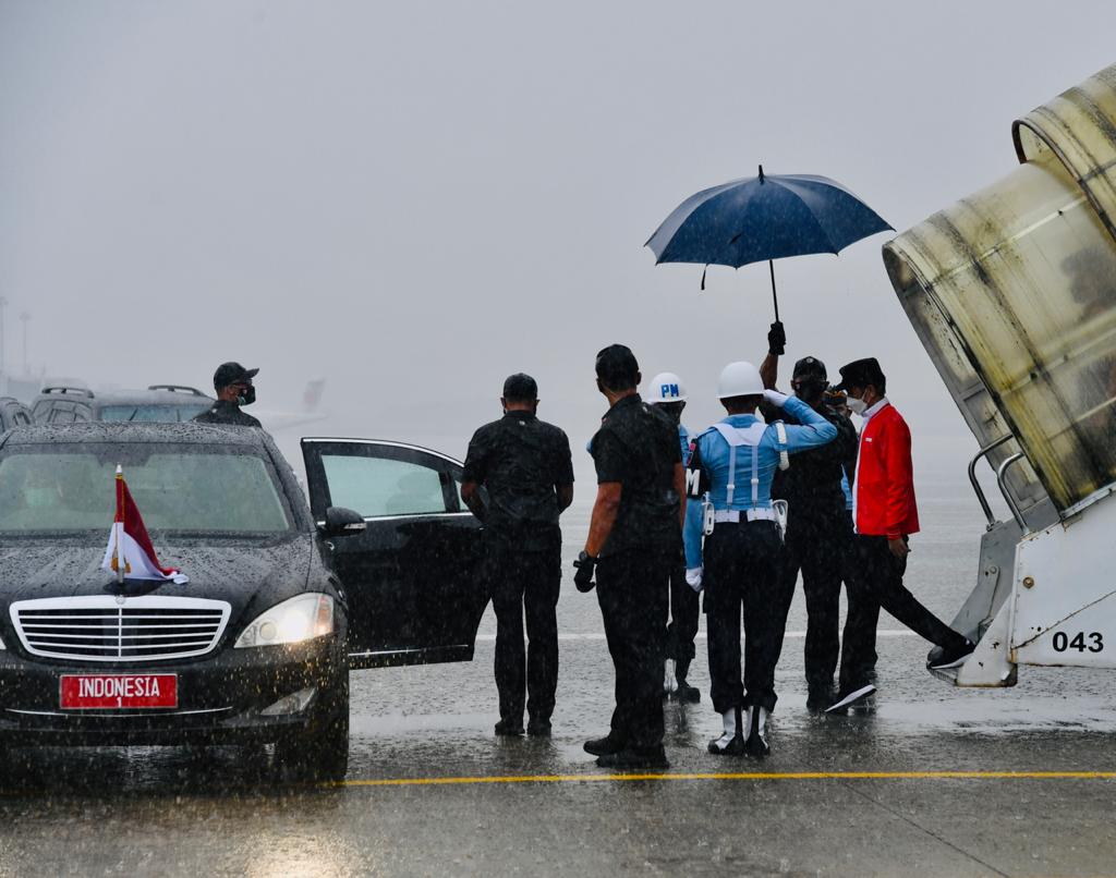 Dalam suasana hujan deras, Presiden Joko Widodo bersama rombongan tiba di Bandara Sultan Mahmud Badaruddin II, Palembang, pukul 09.15 WIB.
