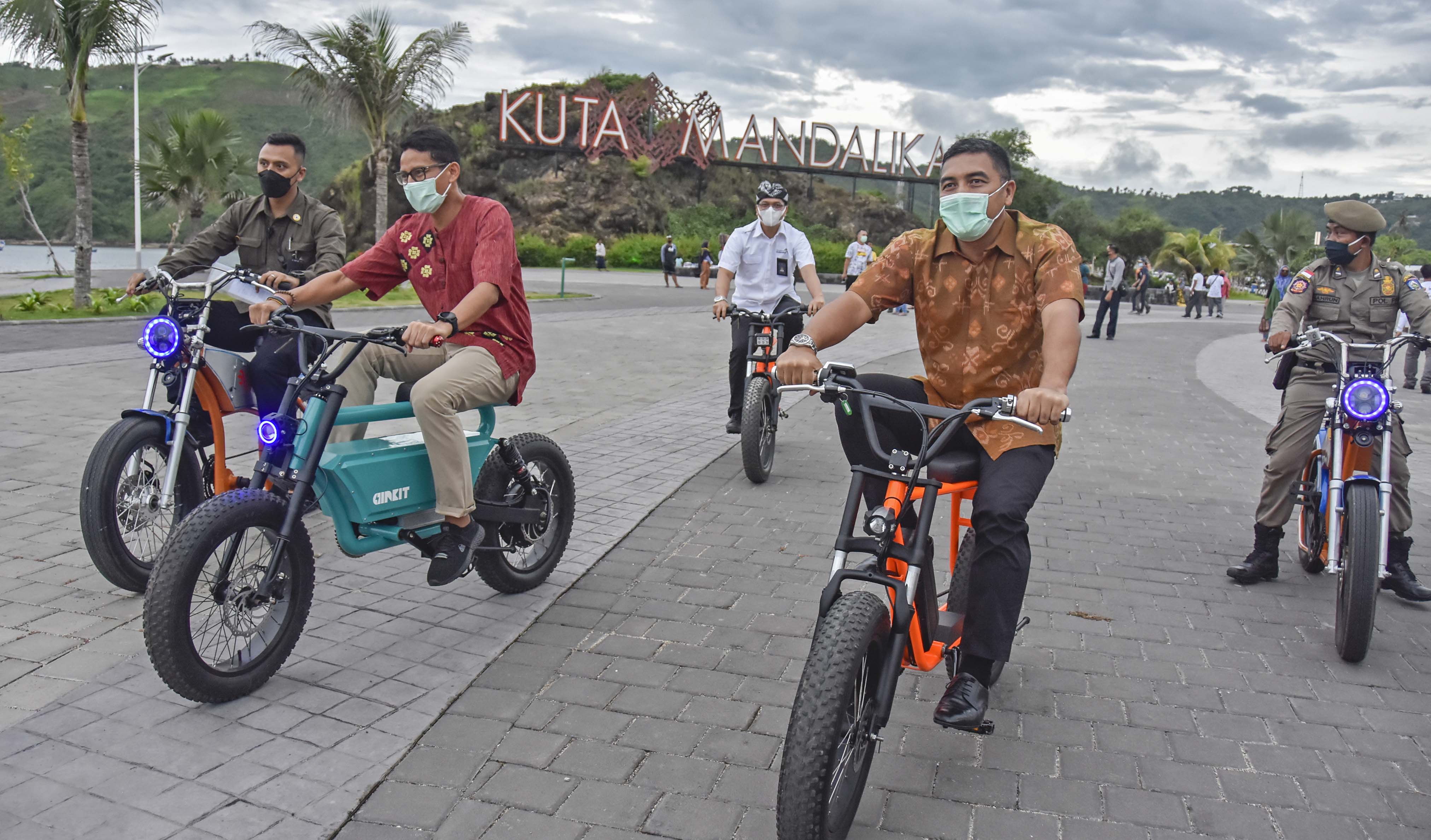 Menteri Pariwisata dan Ekonomi Kreatif Sandiaga Salahuddin Uno (kedua kiri) mengendarai sepeda listrik produksi UMKM NTB kawasan Mandalika