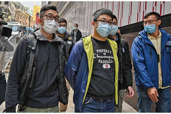 Aktivis prodemokrasi Ben Chung (tengah) ditangkap polisi di Central District, Hong Kong, kemarin
