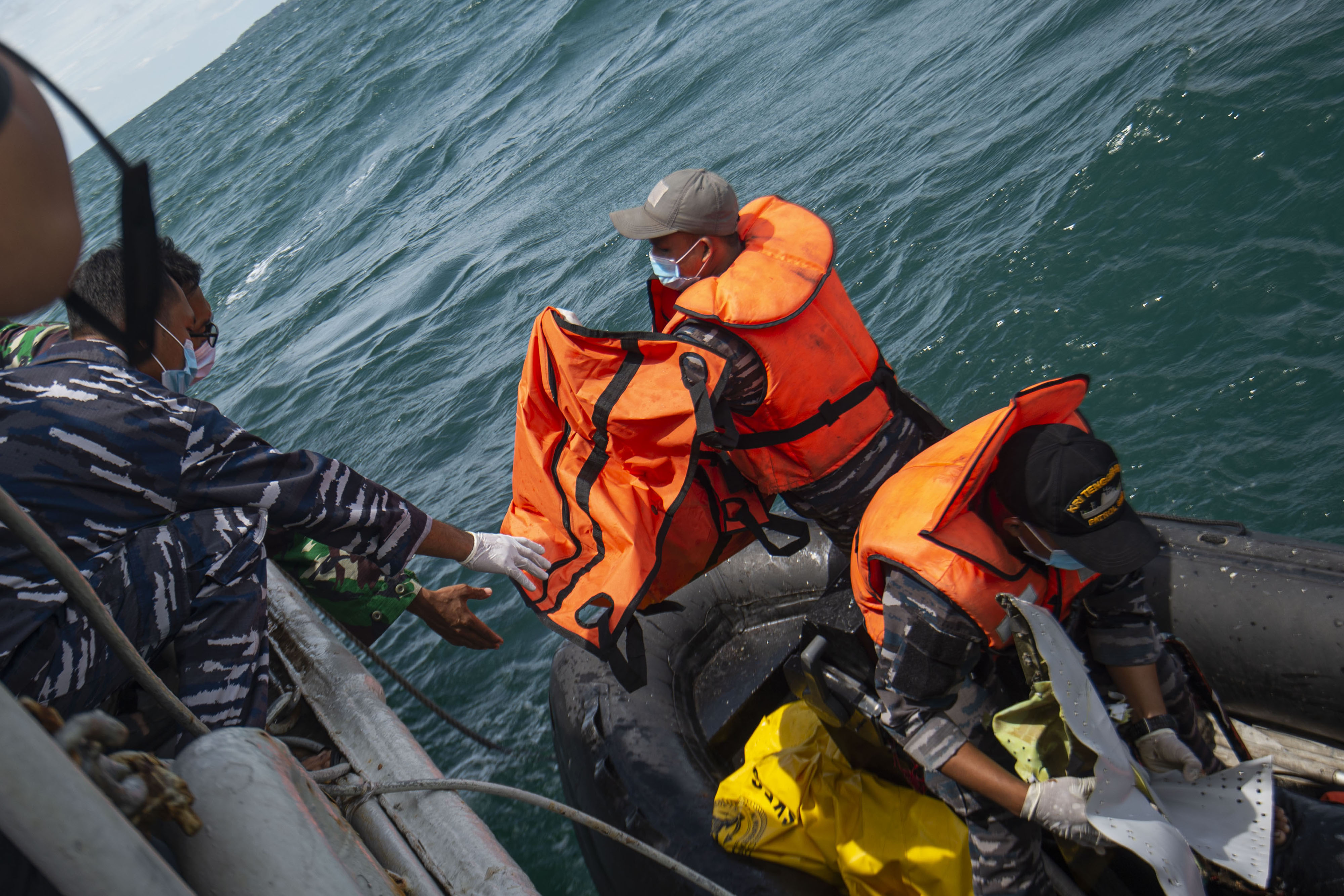 Proses pencarian pecahan Sriwijaya Air SJ-182 di perairan Kepulauan Seribu, Jakarta.