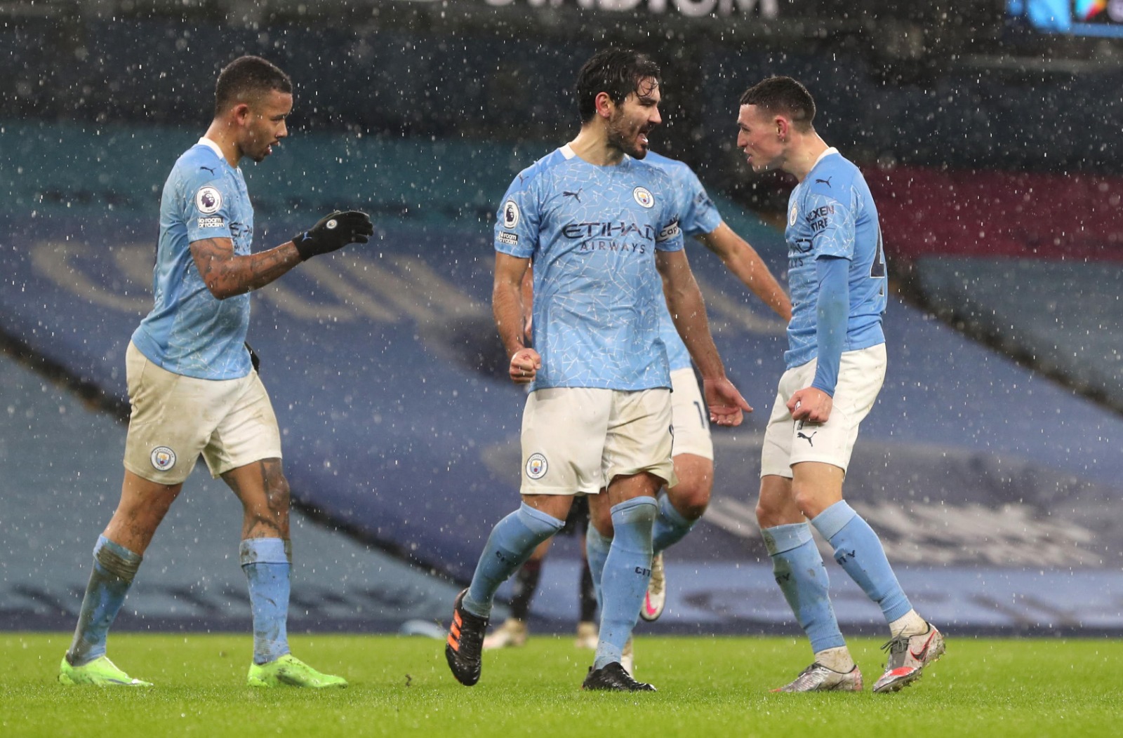 Para pemain Manchester City melakukan selebrasi usai mencetak gol ke gawang Aston Villa di laga Liga Primer Inggris.