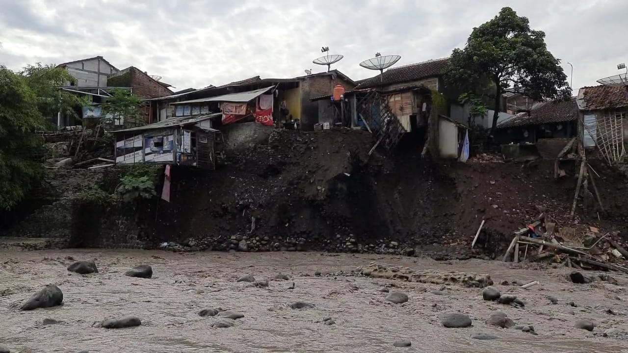 Puluhan rumah di Desa Kecamatan Tonjong, Brebes terancam longsor akibat tebing tergerus Sungai Pedes. 