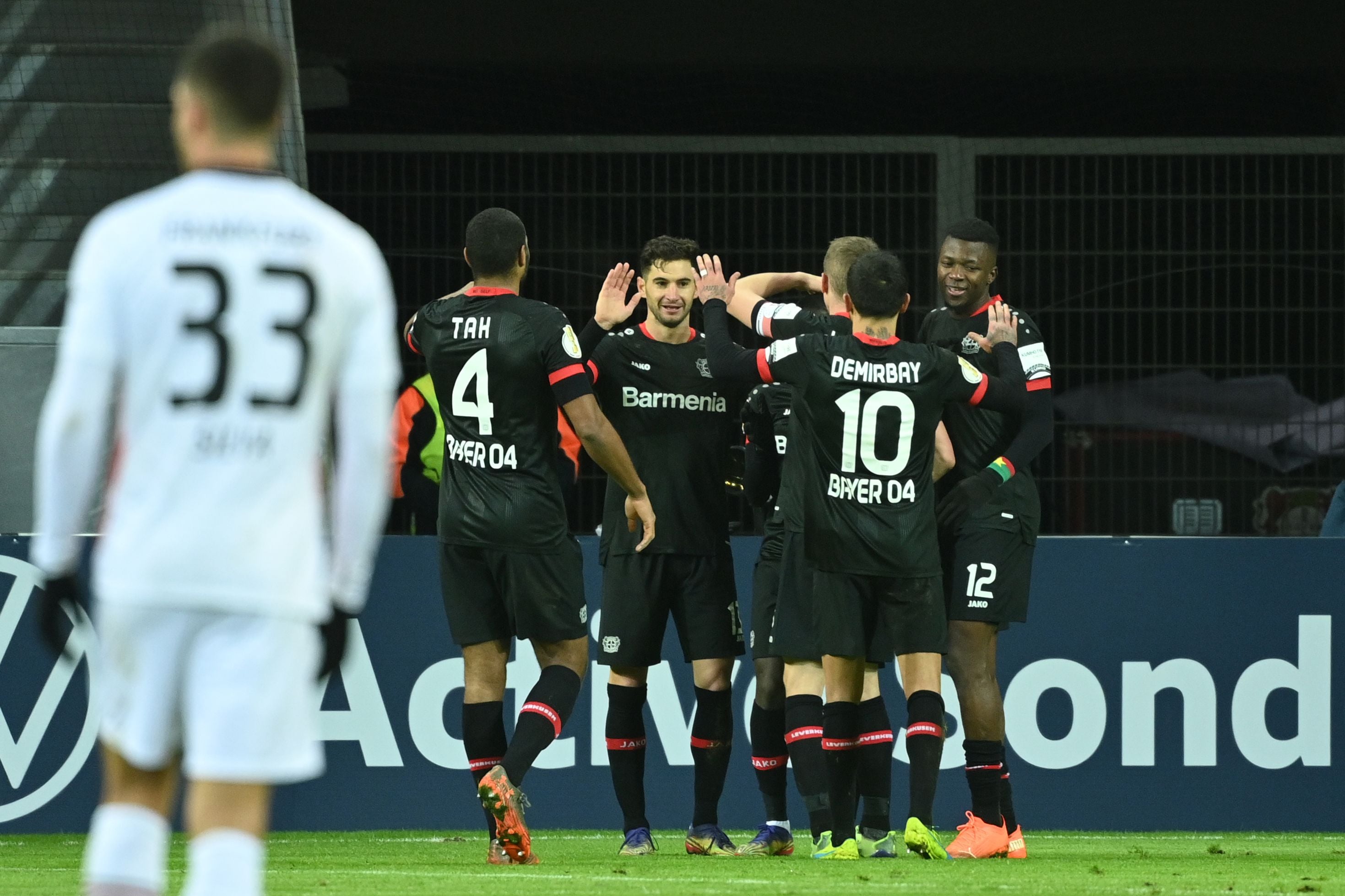 Para pemain Bayer Leverkusen melakukan selebrasi usai mencetak gol ke gawang Eintracht Frankfurt di laga DFB Pokal.