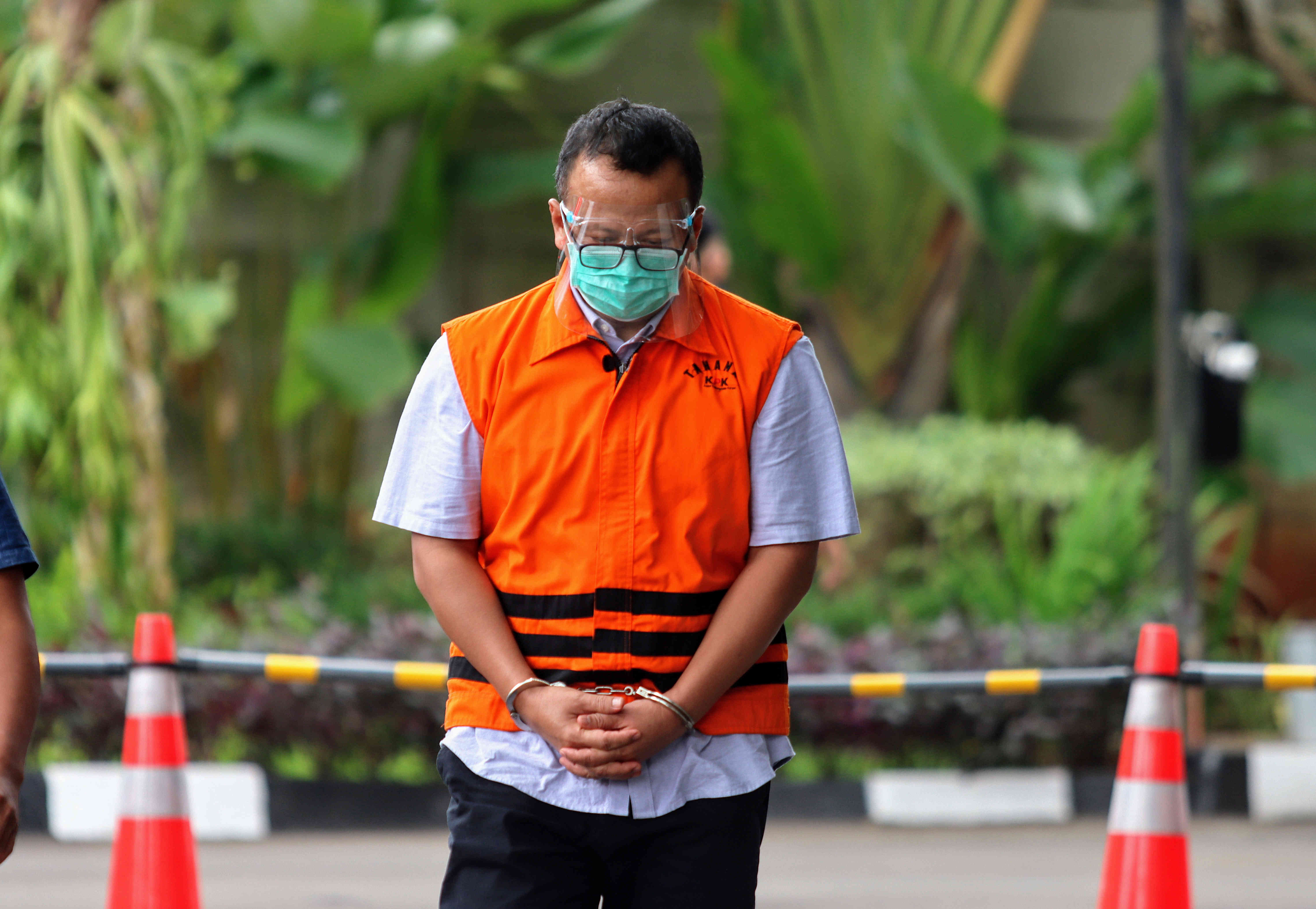  Edhy Prabowo mengenakan rompi tahanan oranye usai menjalani pemeriksaan lanjutan di gedung KPK, Jakarta, Jumat (22/1)
