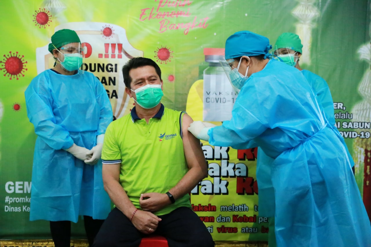 Bupati Klungkung, I Nyoman Suwirta (tengah) saat disuntik vaksin covid-19