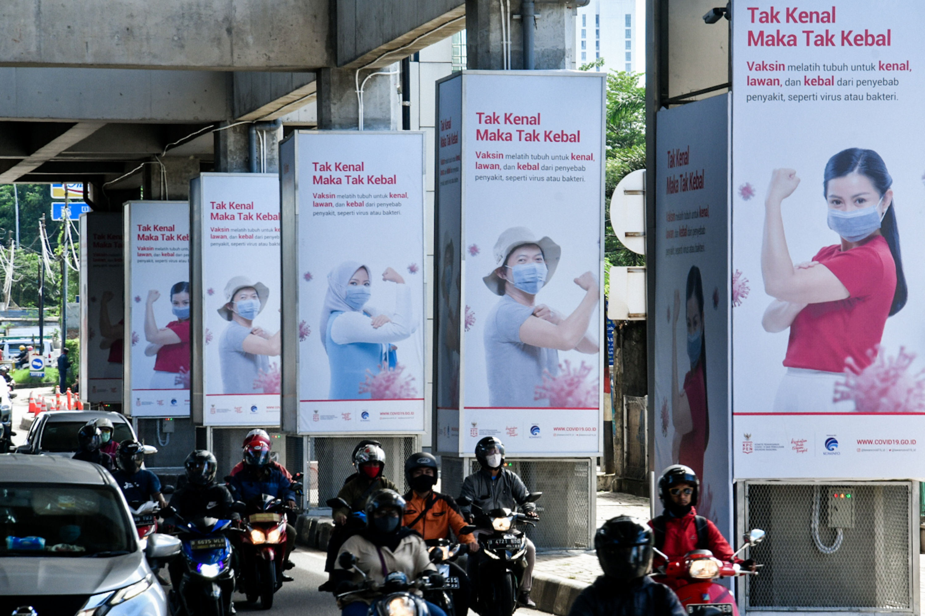 Baliho sosialisasi manfaat vaksinasi terpampang di jalan RA Kartini atau tepatnya dibawah Stasiun MRT Fatmawati, Jakarta Selatan.