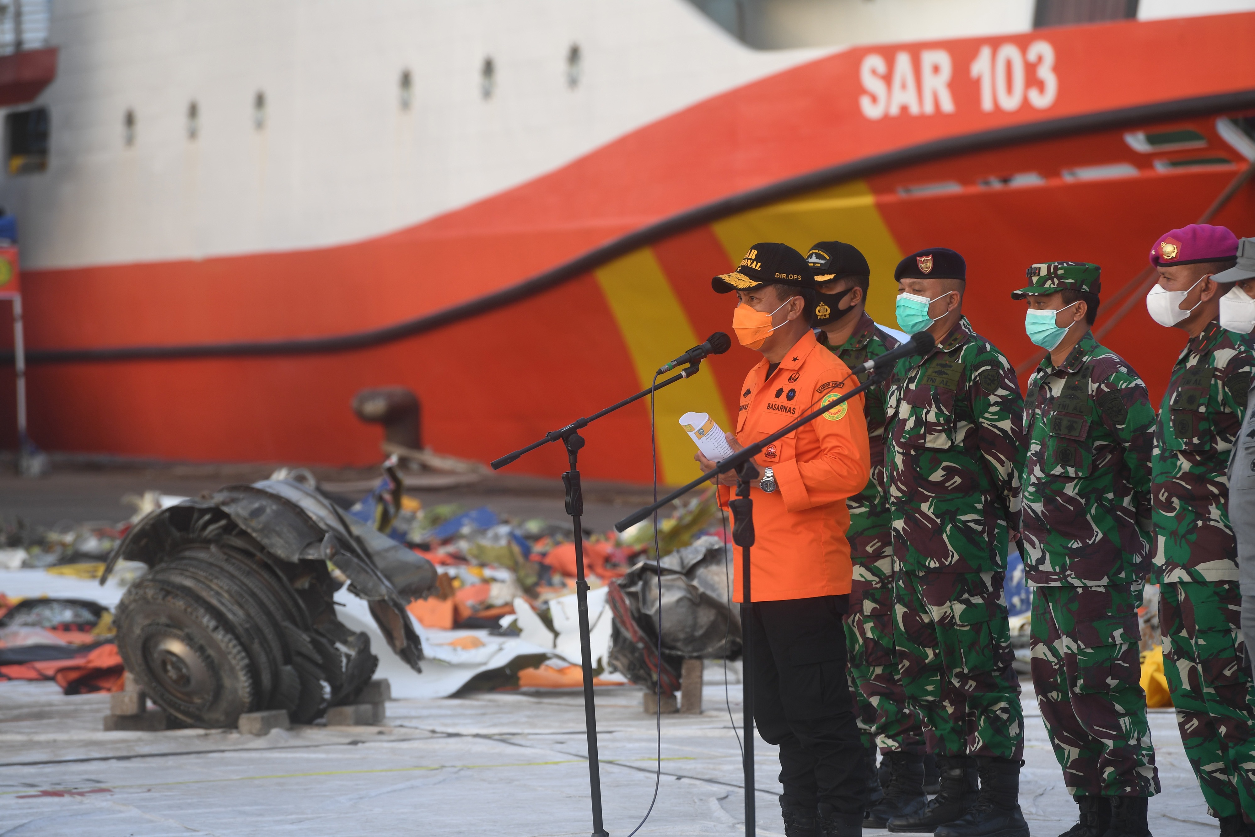 Direktur Operasi Basarnas Brigjen TNI (Mar) Rasman (kiri) menyampaikan keterangan pers perkembangan terkini pencarian Sriwijaya Air.