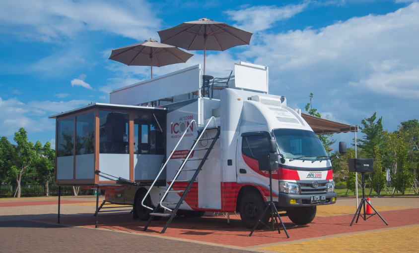  Auto2000 ICON (Indonesia Connexion) layanan bergerak showroom dan bengkel dalam bentuk truk Toyota Dyna.