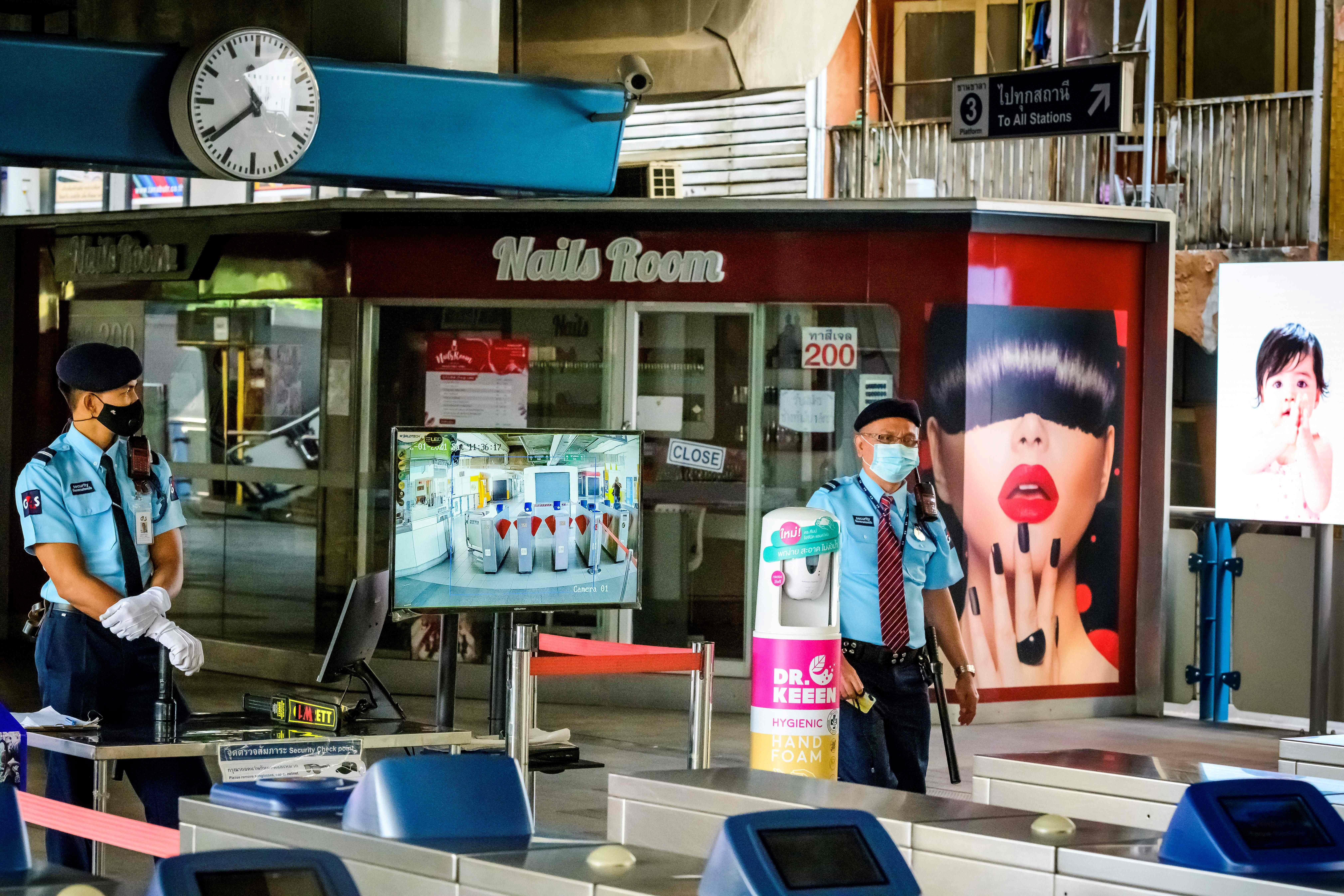 Petugas keamanan berjaga di pintu masuk BTS Commuterline di Bangkok, Thailand 