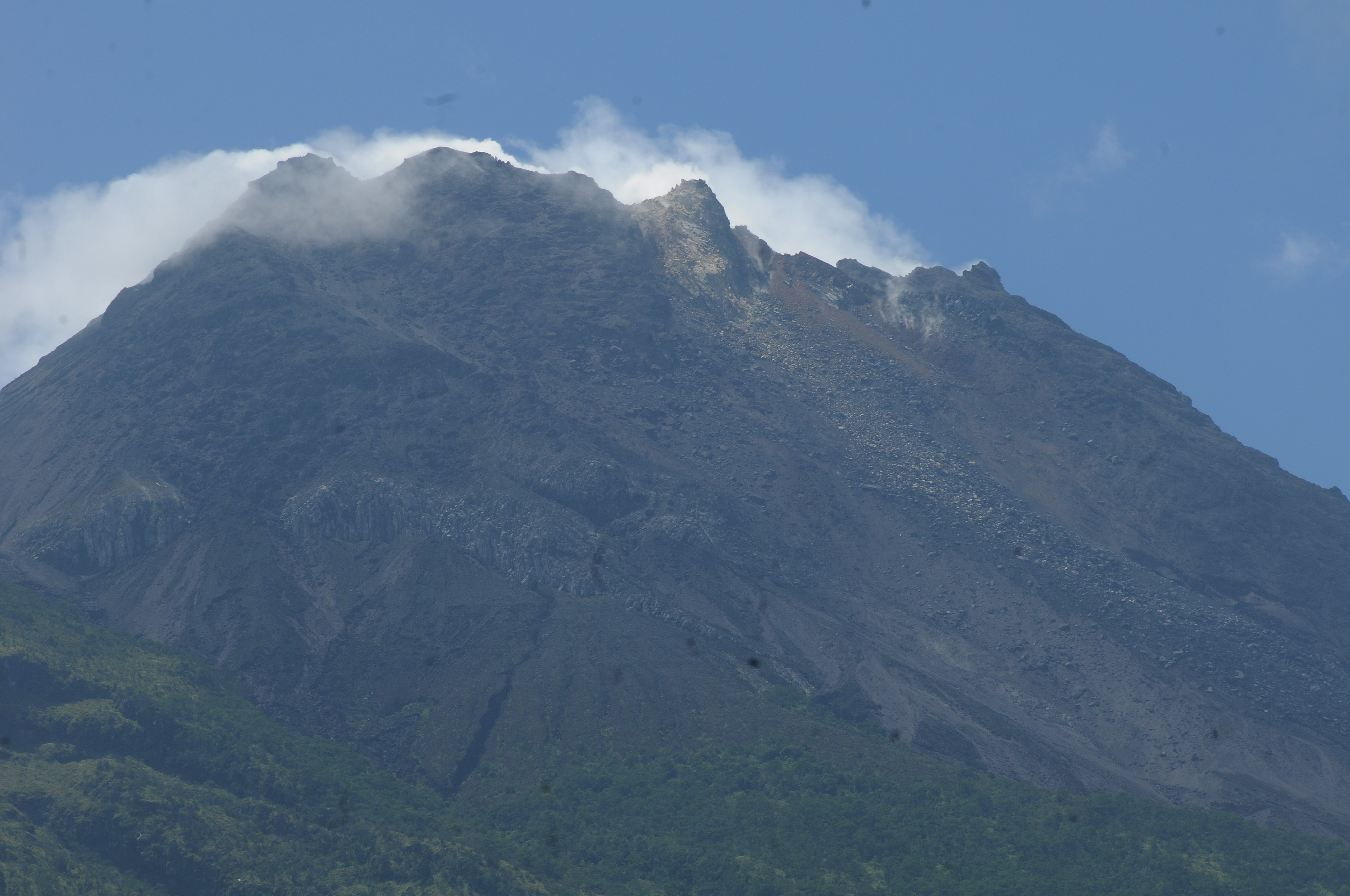 Gunung Merapi yang mengeluarkan asap putih terlihat dari kawasan Selo, Boyolali, Jawa Tengah, Rabu (6/1).