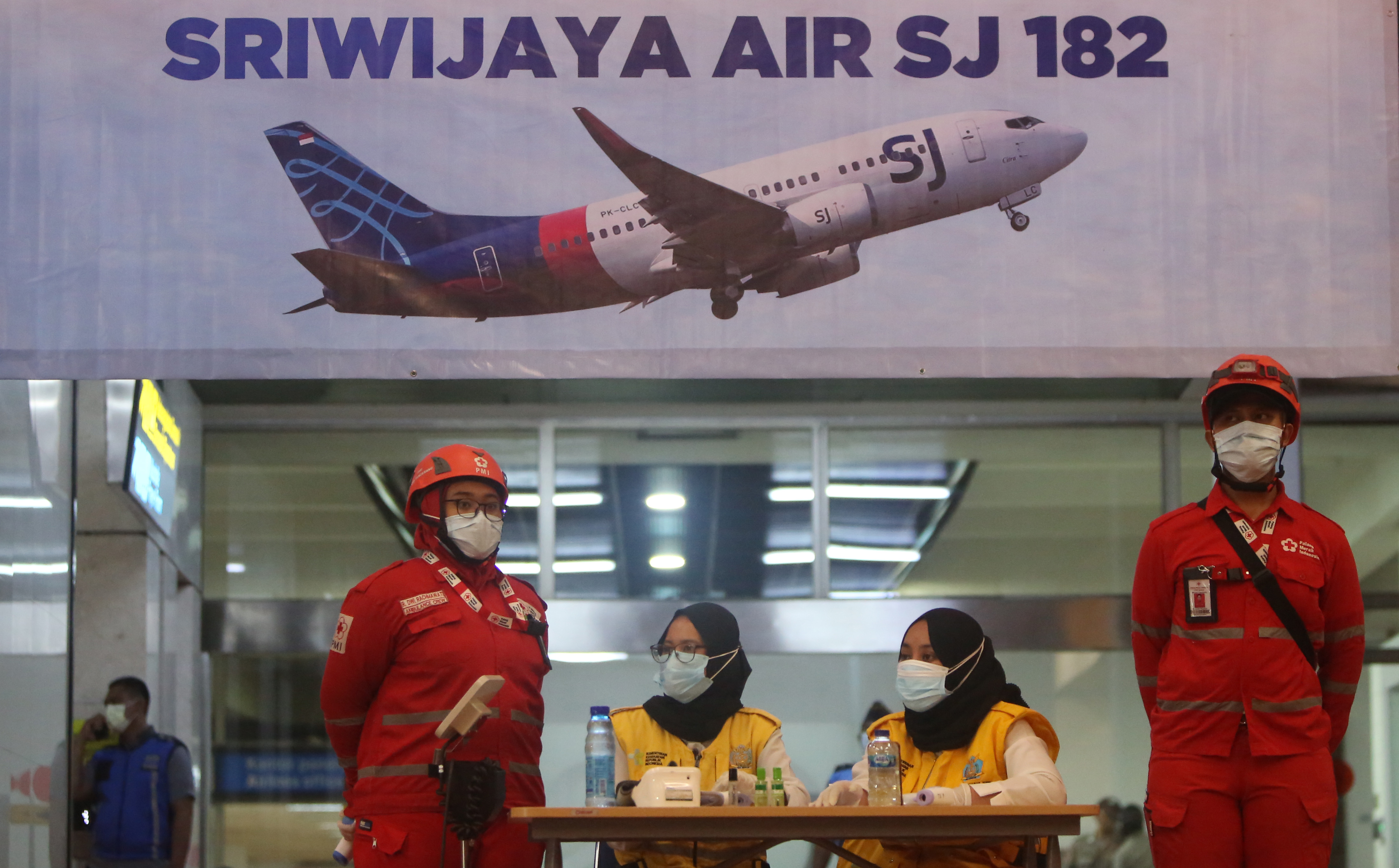 Petugas berjaga di posko crisis center Sriwijaya Air SJ182.