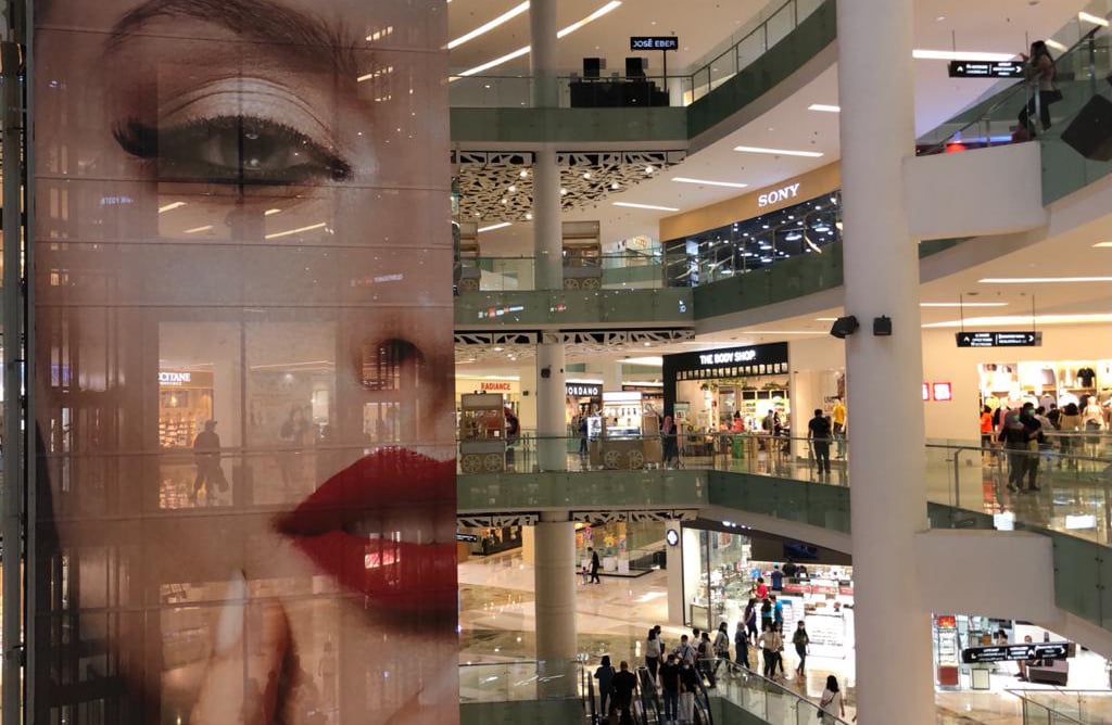 Suasana pusat perbelanjaan di Jakarta 