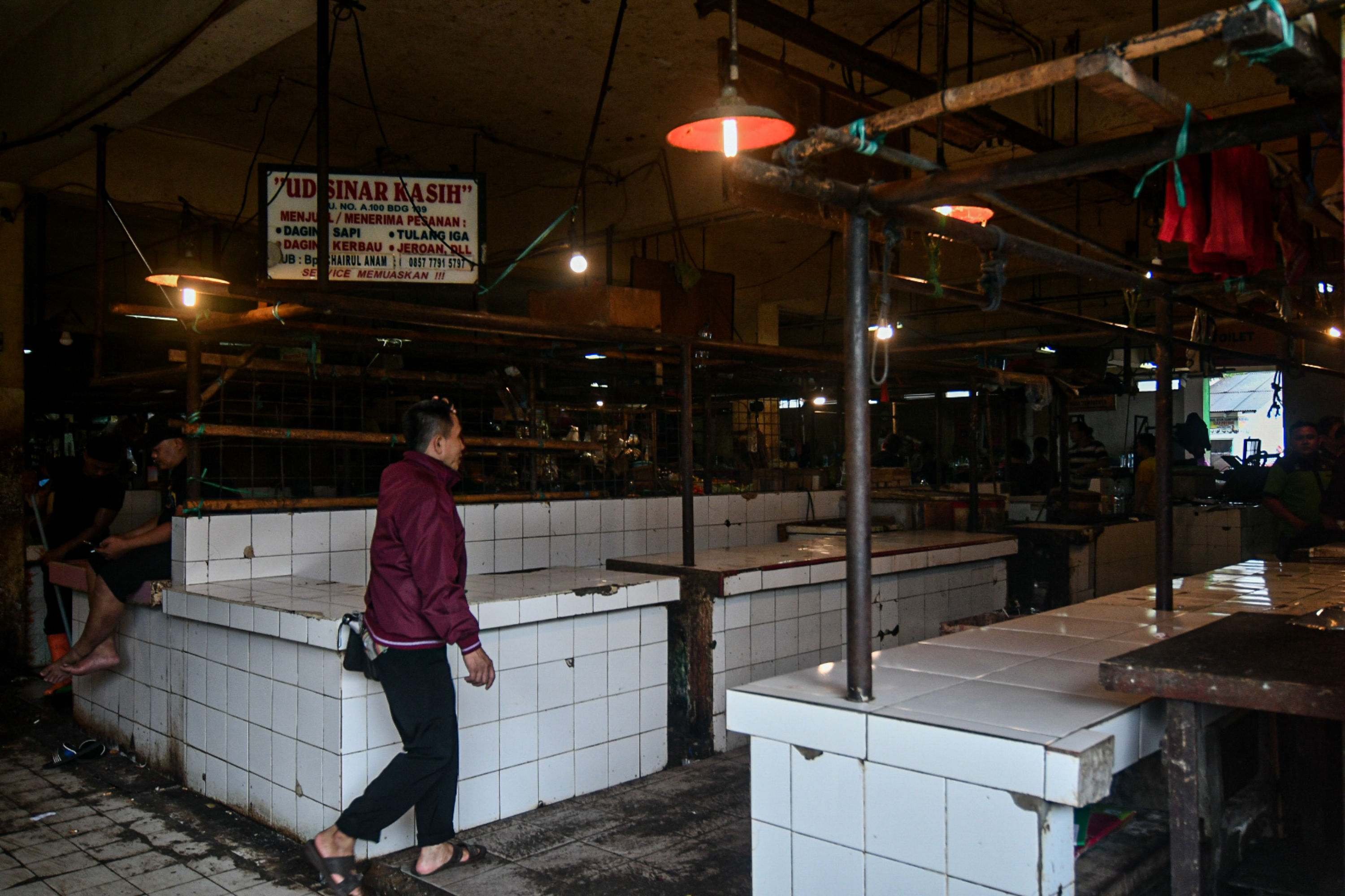  Suasana area kios daging yang kosong di Pasar Ciracas, Jakarta, Selasa (20/1/2021). 
