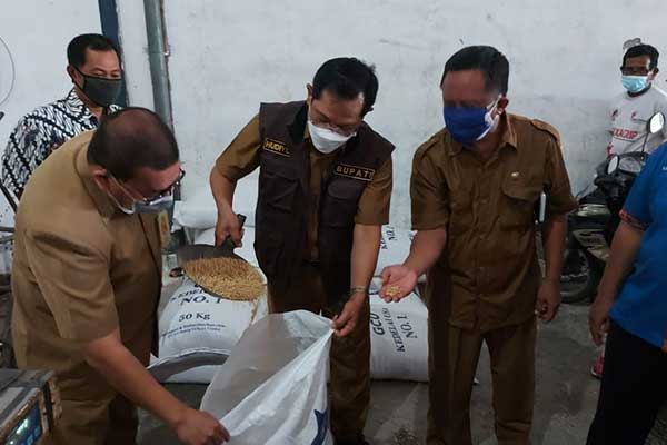Bupati Sidoarjo Hudiyono didampingi Kepala Dinas Perindag Sidoarjo Charda mengecek stok kedelai di gudang Primkopti Karya Mulya, kemarin.