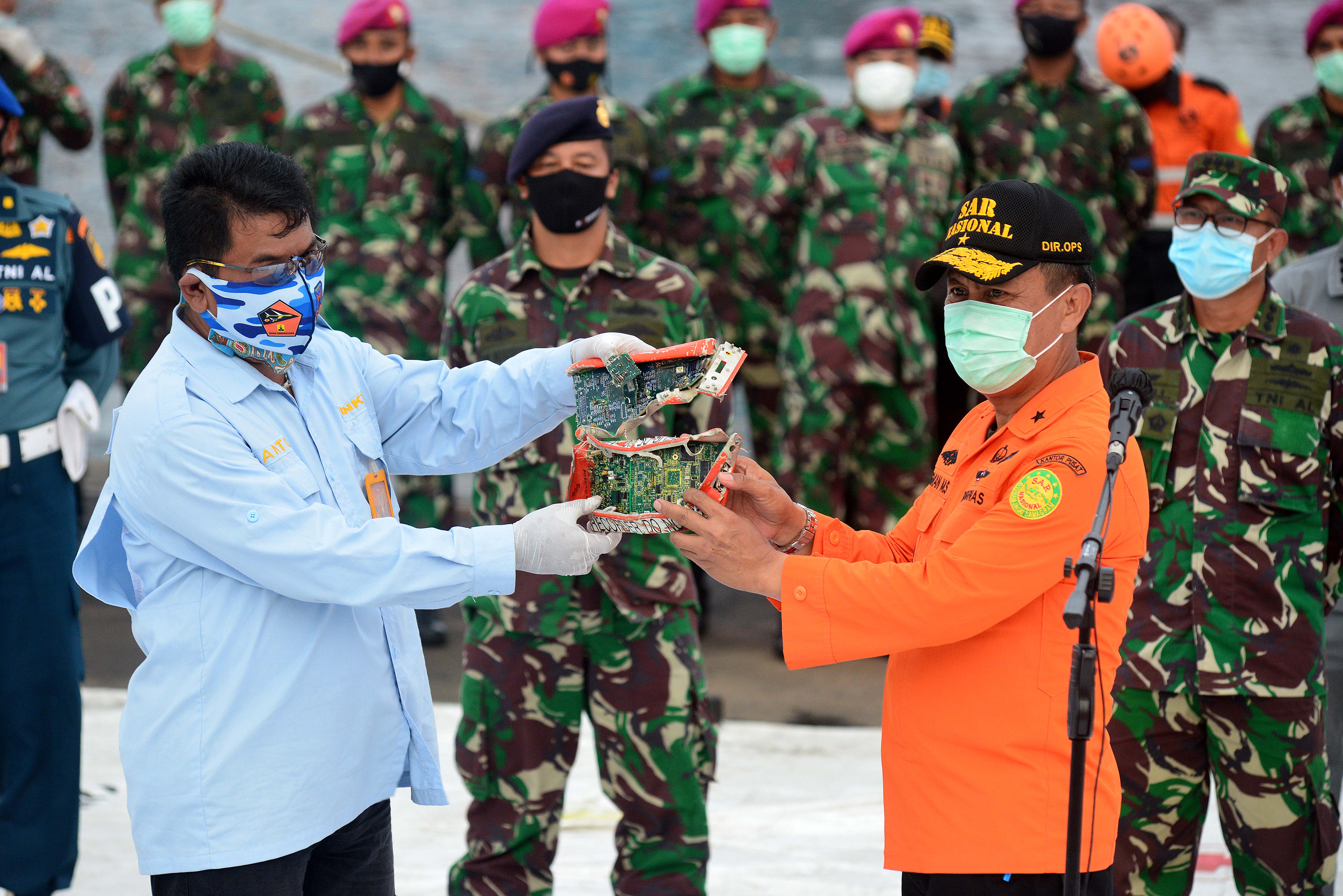 Direktur Operasi Basarnas Brigjen TNI (MAR) Rasman (kanan) menyerahkan modul kotak penyimpanan CVR kepada KNKT di Terminal JICT II Jakarta .