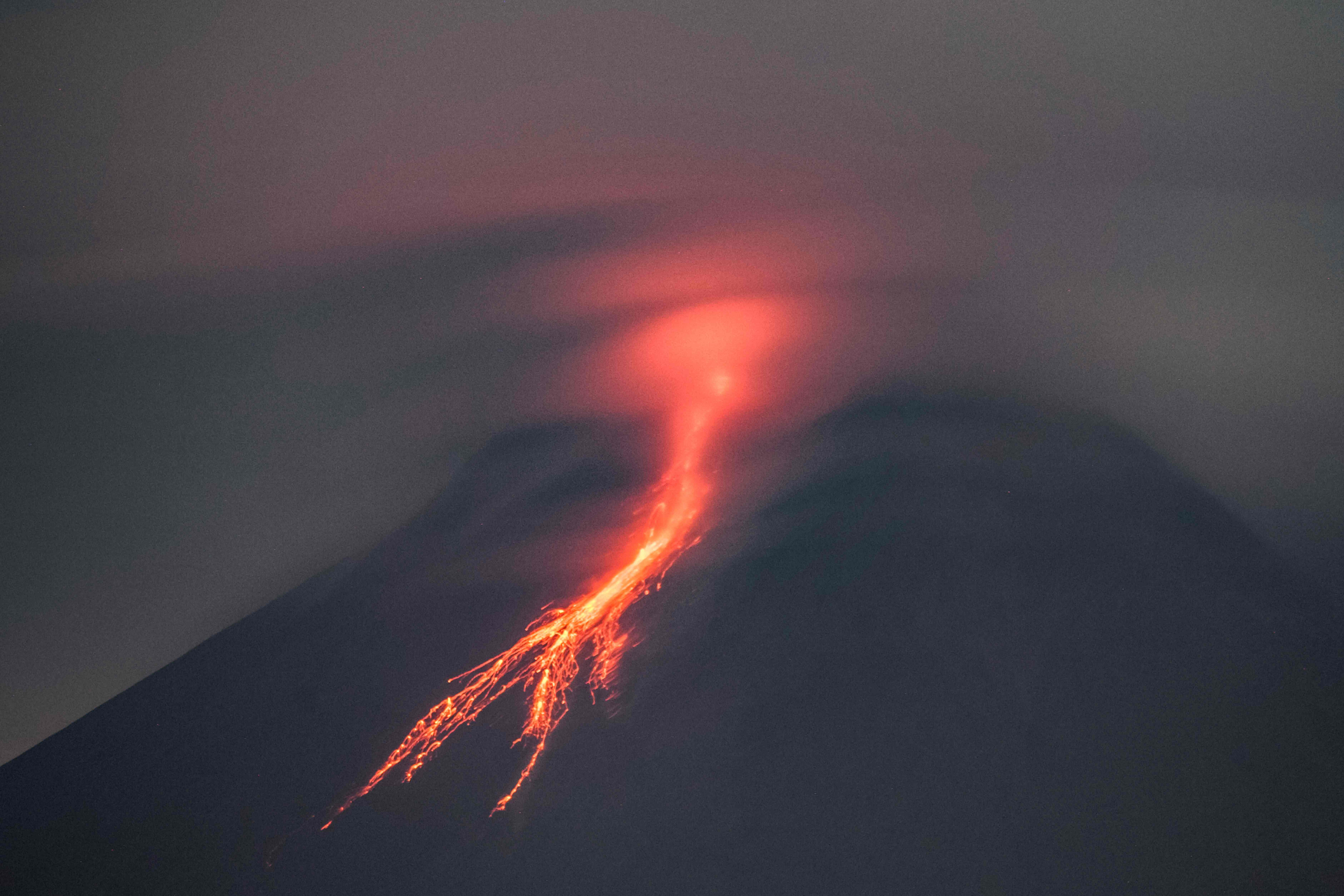 Gunung Merapi mengeluarkan lava pijar.  