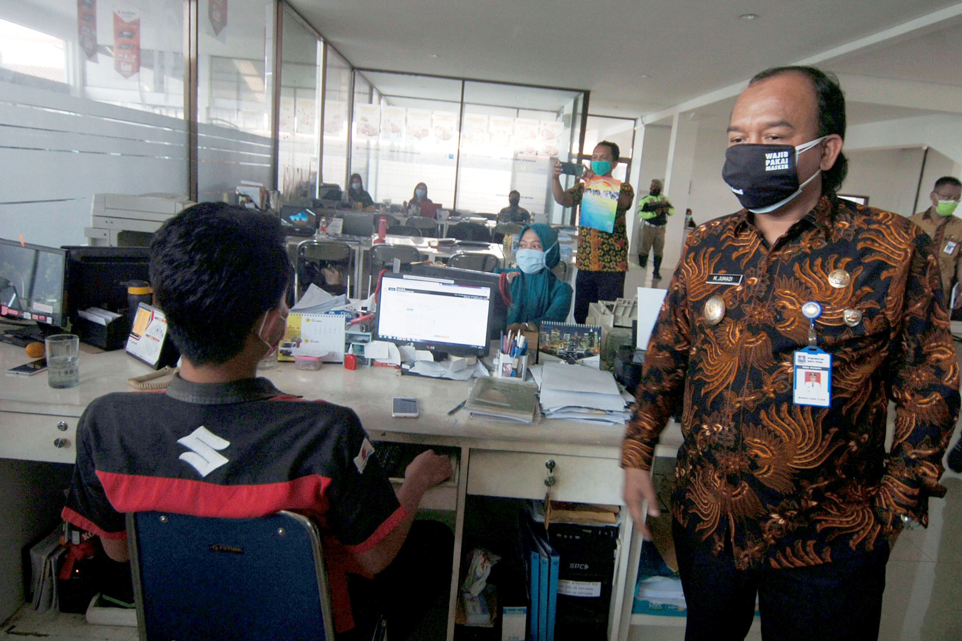 Ilustrasi sidak prokes di kantor.