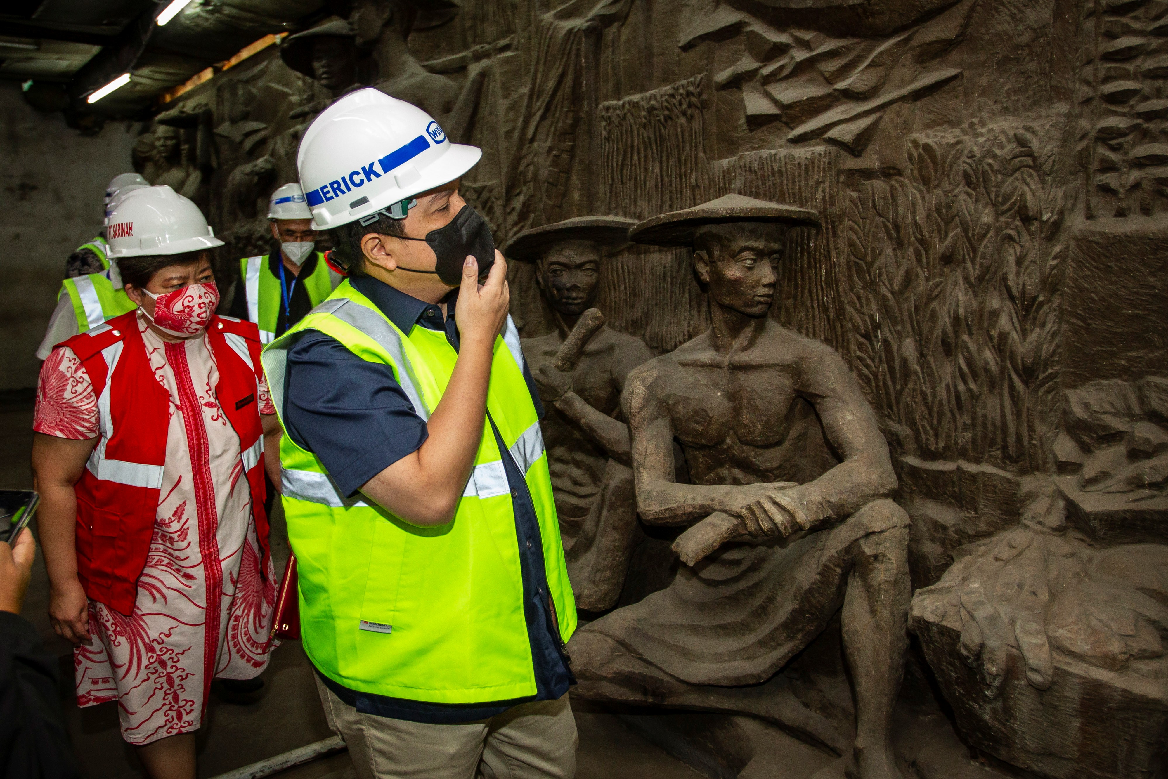 Sarinah Punya Karya Seni Rupa Patung Relief