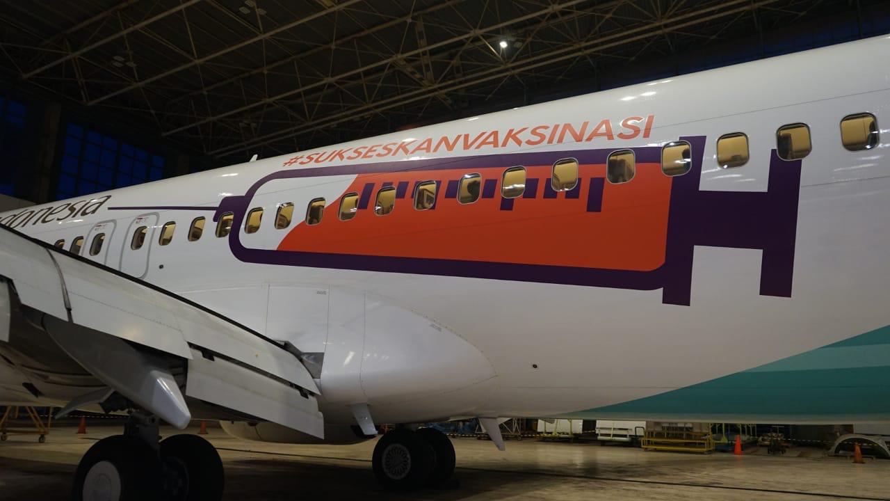 Livery di badan pesawat Garuda Indonesia untuk mendukung kampanye vaksinasi covid-19 di Indonesia.