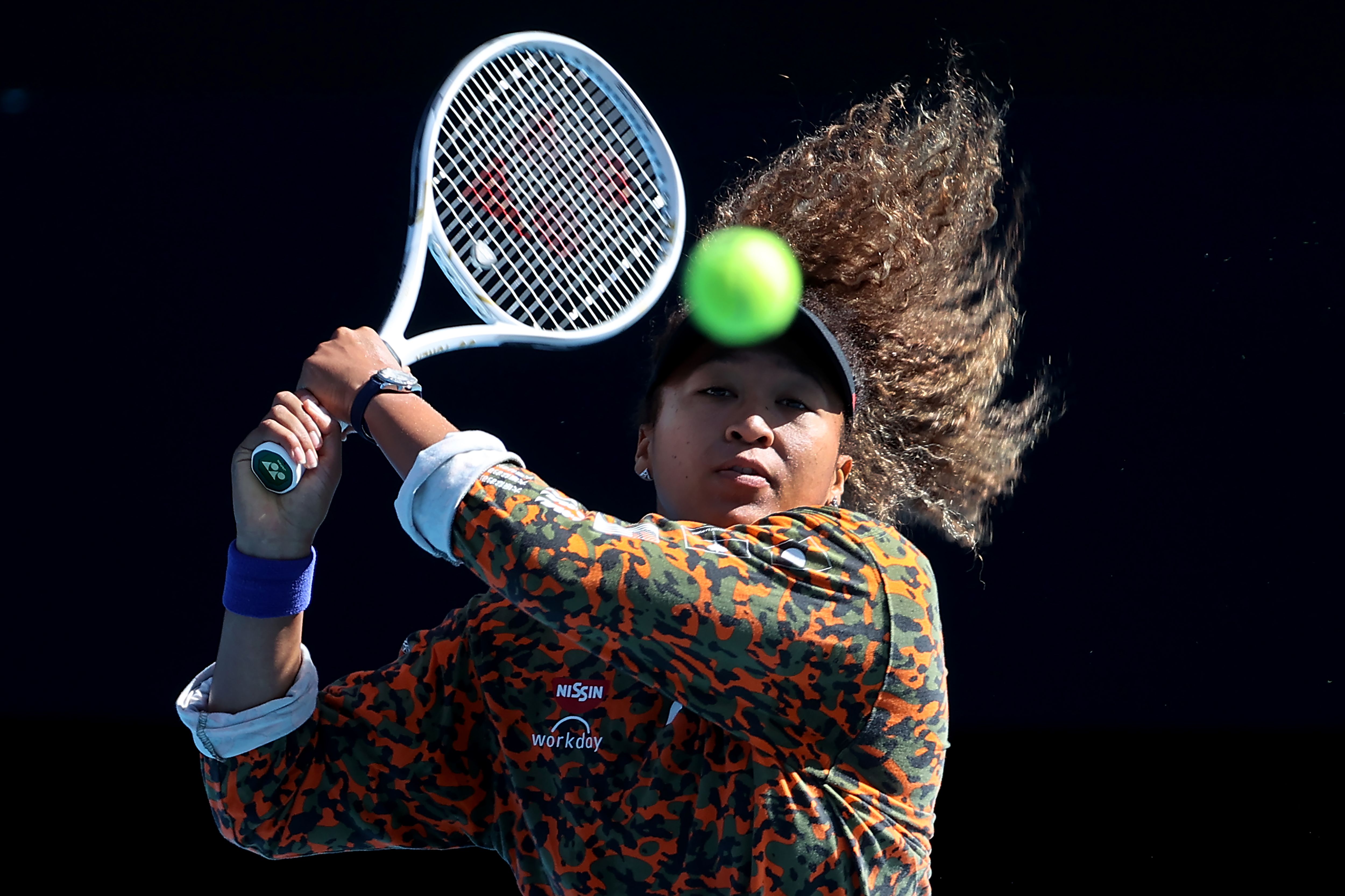 Petenis Naomi Osaka melakukan latihan jelang laga Australia Terbuka 2021.