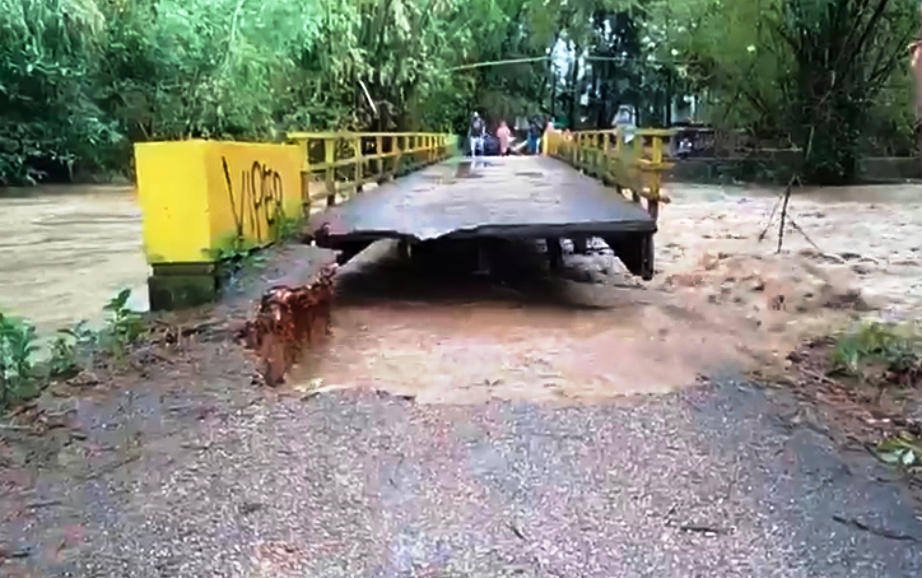 Jembatan Klowang di Kelurahan Kowel, Kecamatan Kota, Kabupaten Pamekasan, Jatim ambruk akibat banjir, Senin (11/1) petang.