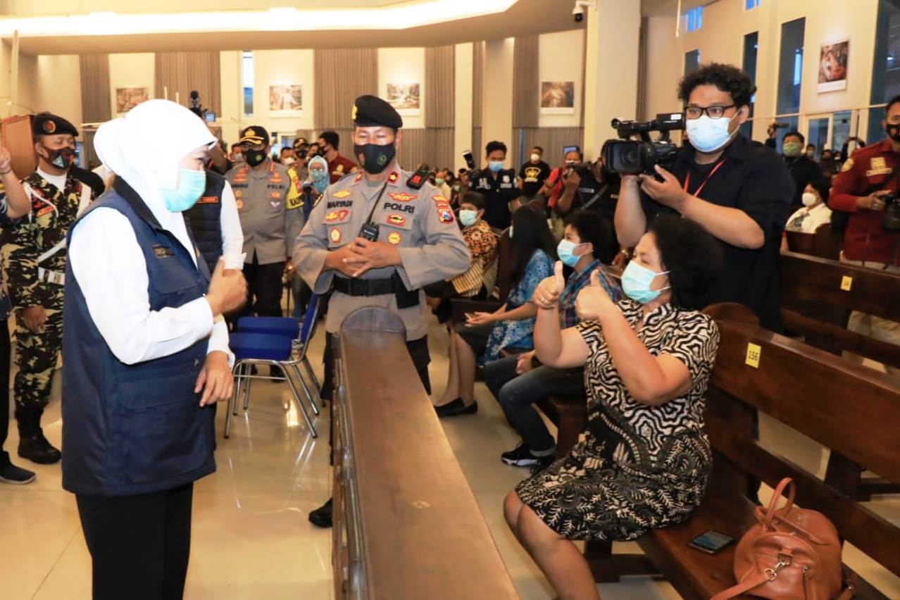 Gubernur Jatim Khofifah Indar Parawansa saat meninjau prokes.