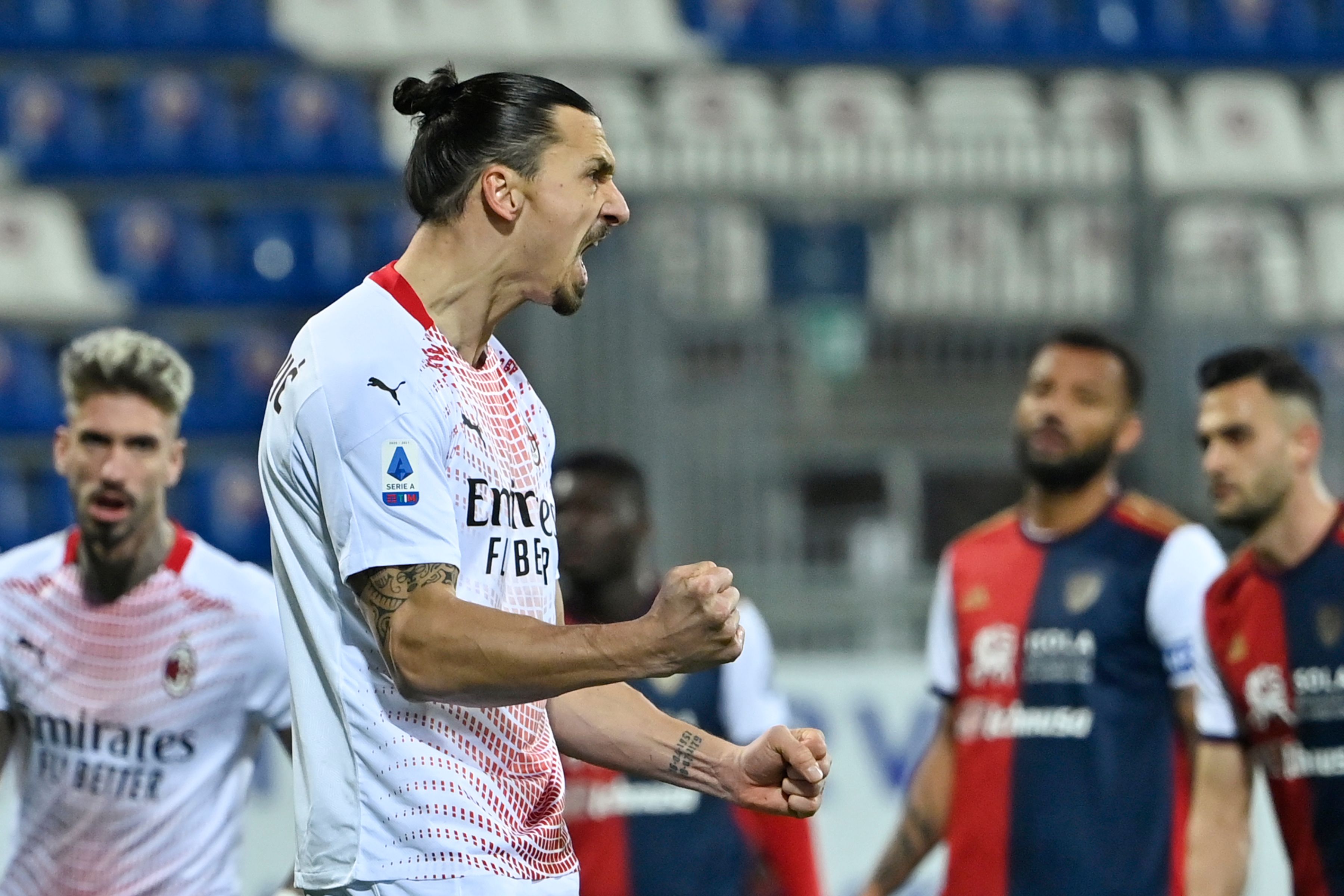 Penyerang AC Milan Zlatan Ibrahimovic melakukan selebrasi usai mencetak gol ke gawang Cagliari di laga Serie A.