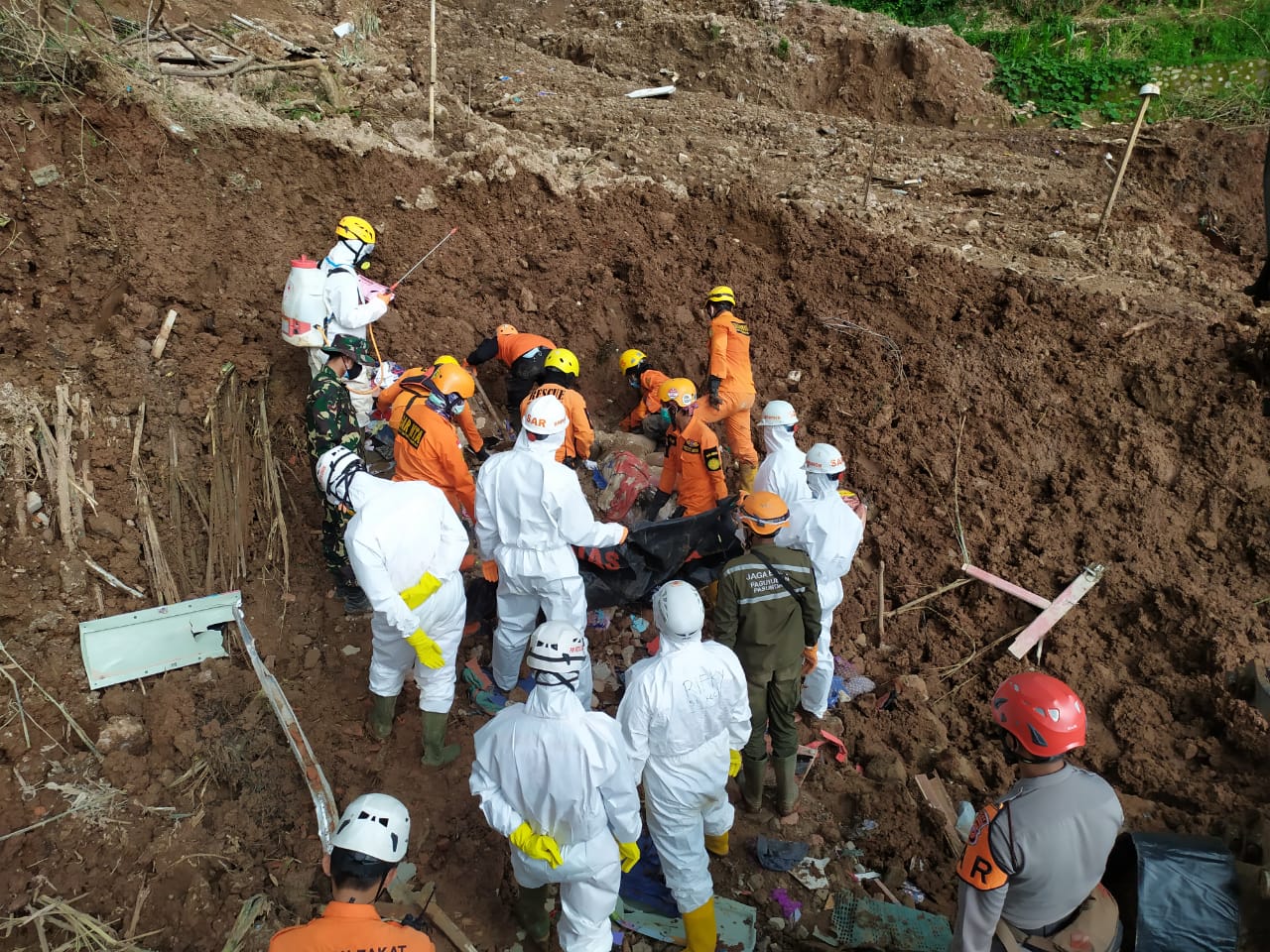 Basarnas mencari korban longsor tertimbun tanah di Desa Cihanjuang, Kabupaten Sumedang, Jawa Barat, Senin (18/1/2021).