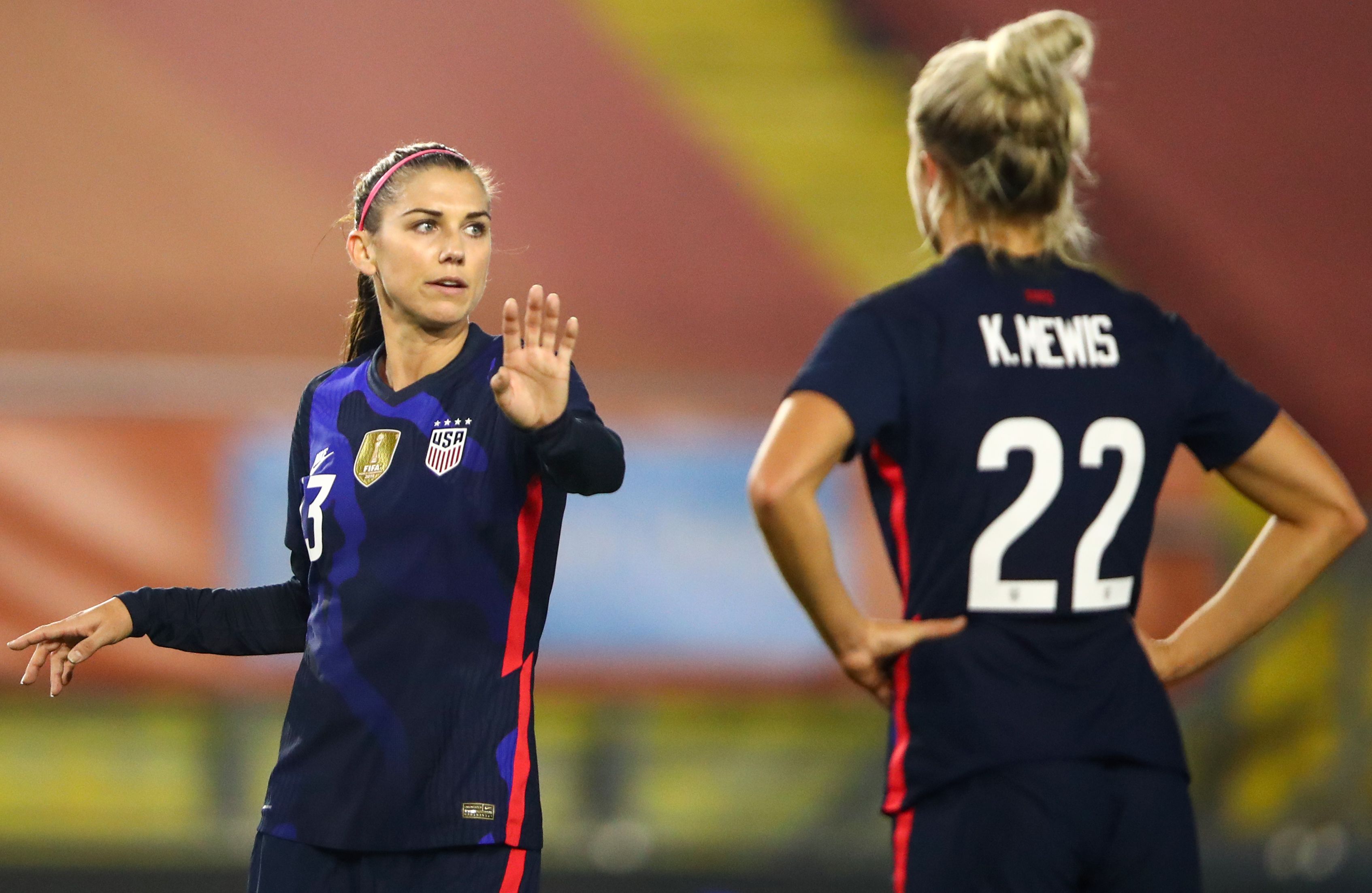 Pesepak bola putri Alex Morgan (kiri)