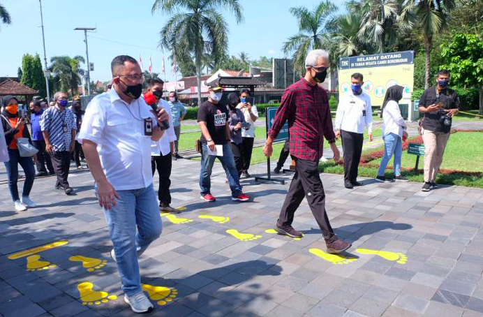 Candi Borobudur menerapkan pembatasan jumlah pengunjung dan melakukan disinfektan pada kendaraan yang masuk.