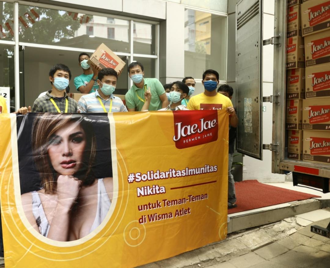 Nikita Marzani mendonasikan satu truk perme jae untuk tenaga kesehatan di Wisma Atlet, Jakarta.