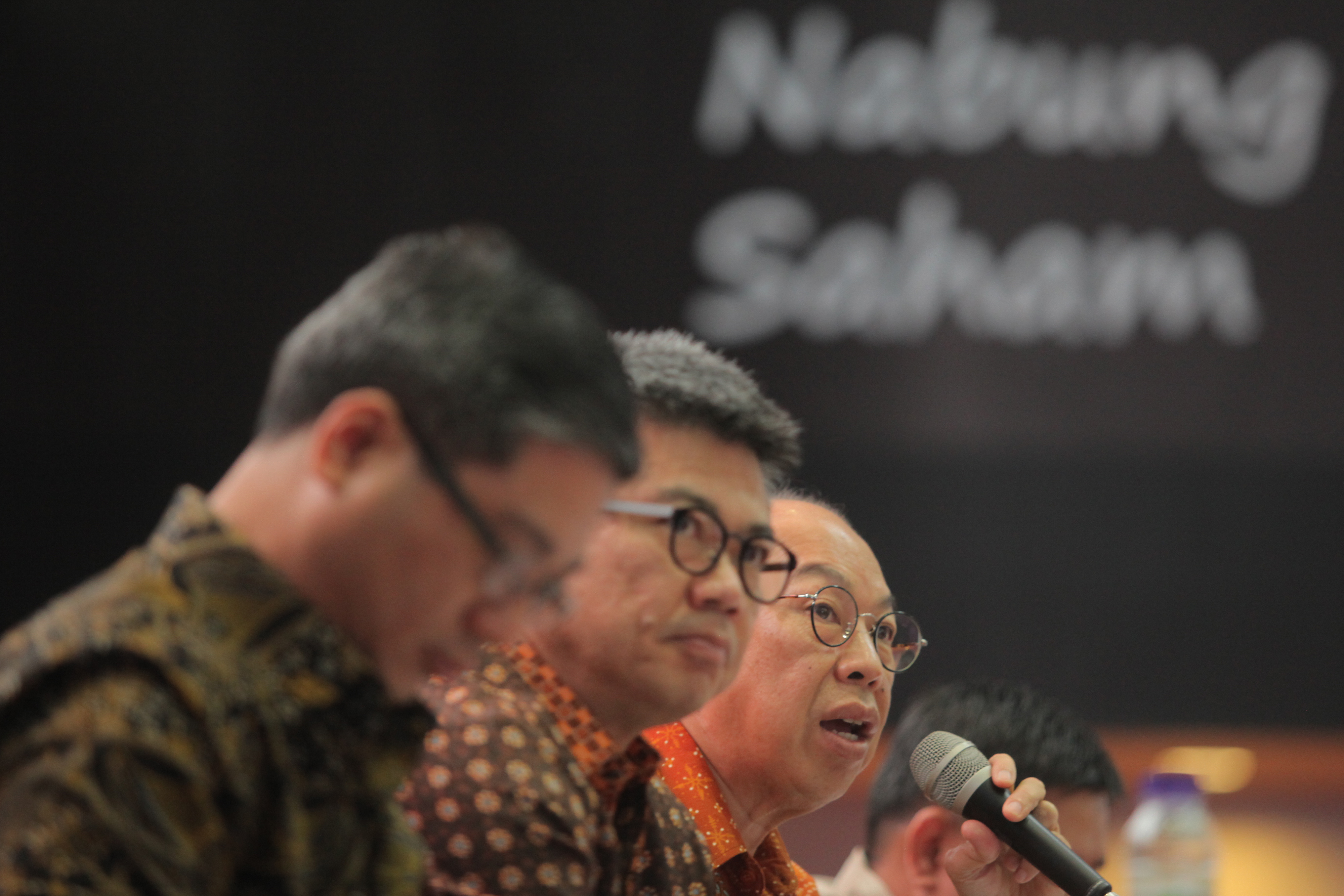 Sjambiri Lioe, man­tan Koordinator Finance PT Tiga Pilar Sejahtera Food Tbk (kanan), saat memberikan keterangan pers.