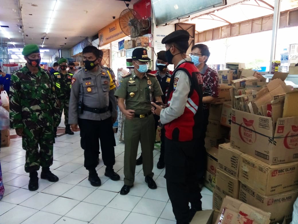 Tim Gabungan menggelar patroli saat PPKM di Klaten sekaligus sosialisasi protokol kesehatan, Senin (11/1)