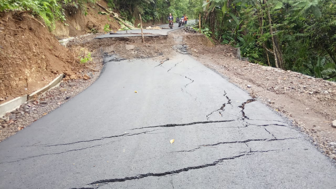 Banjir Putuskan Jalan Antarkecamatan di Flotim